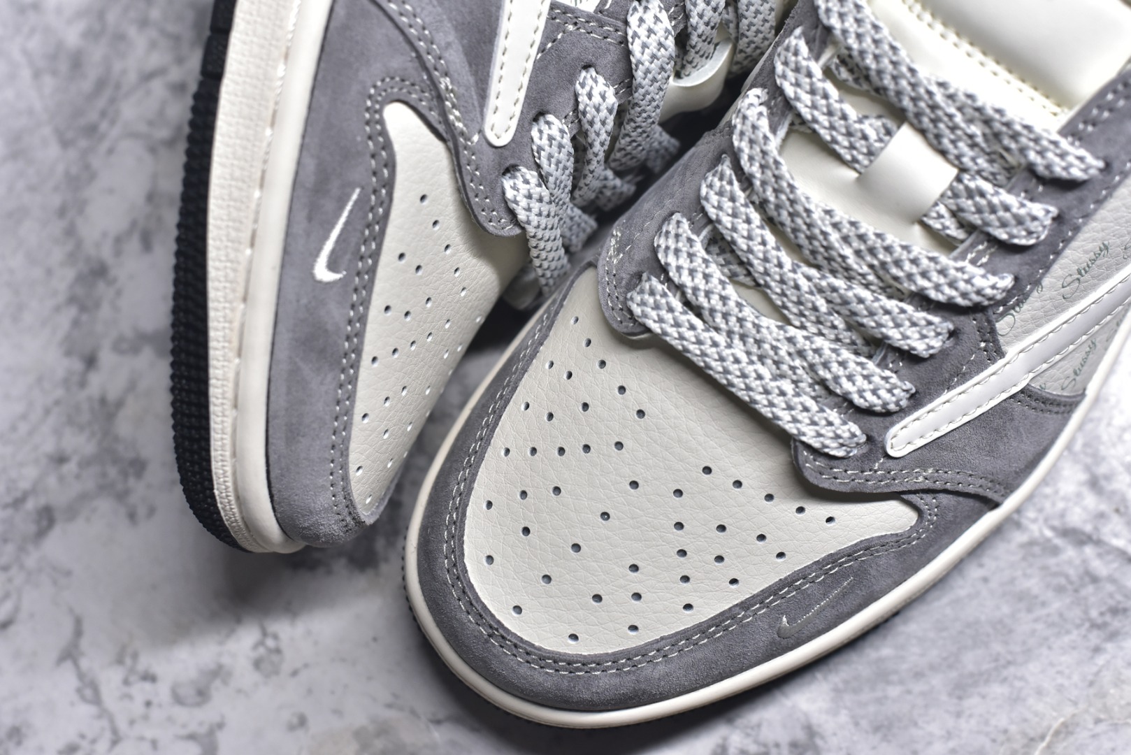 图片[8]-#Travis Scott x Fragment Design x Air Jordan 1 Low OG SP AJ1 乔1 斯图西联名-铅灰 低帮文化休闲板鞋 XY2688-124 #多方联名合作融合了Travis Scott 独特的音乐风格，藤原浩个性的设计风格以及Jordan品牌的经典元素 使其成为一双具有独特身份和价值的鞋子 清新而立体的外观加上联名标识更突出了其独特身份 这种配色方案显示出活力和时尚感 在视觉上引人注目 鞋身的质感和细腻的细节处理使其显得高端而格调十足 这款“倒钩”联名是设计与创意完美结合 融合多方的个性风格是一款备受瞩目的潮流鞋款 尺码：36 36.5 37.5 38 38.5 39 40 40.5 41 42 42.5 43 44 44.5 45 9.E5-选品中心