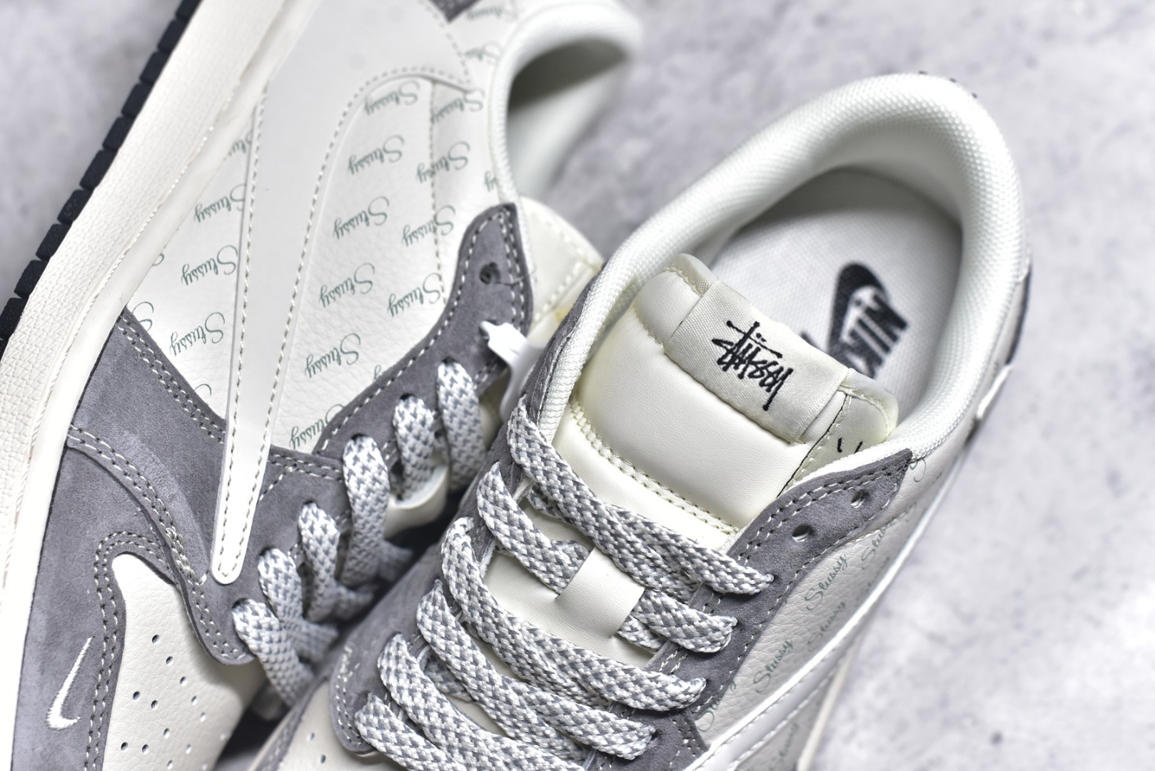 图片[9]-#Travis Scott x Fragment Design x Air Jordan 1 Low OG SP AJ1 乔1 斯图西联名-铅灰 低帮文化休闲板鞋 XY2688-124 #多方联名合作融合了Travis Scott 独特的音乐风格，藤原浩个性的设计风格以及Jordan品牌的经典元素 使其成为一双具有独特身份和价值的鞋子 清新而立体的外观加上联名标识更突出了其独特身份 这种配色方案显示出活力和时尚感 在视觉上引人注目 鞋身的质感和细腻的细节处理使其显得高端而格调十足 这款“倒钩”联名是设计与创意完美结合 融合多方的个性风格是一款备受瞩目的潮流鞋款 尺码：36 36.5 37.5 38 38.5 39 40 40.5 41 42 42.5 43 44 44.5 45 9.E5-选品中心