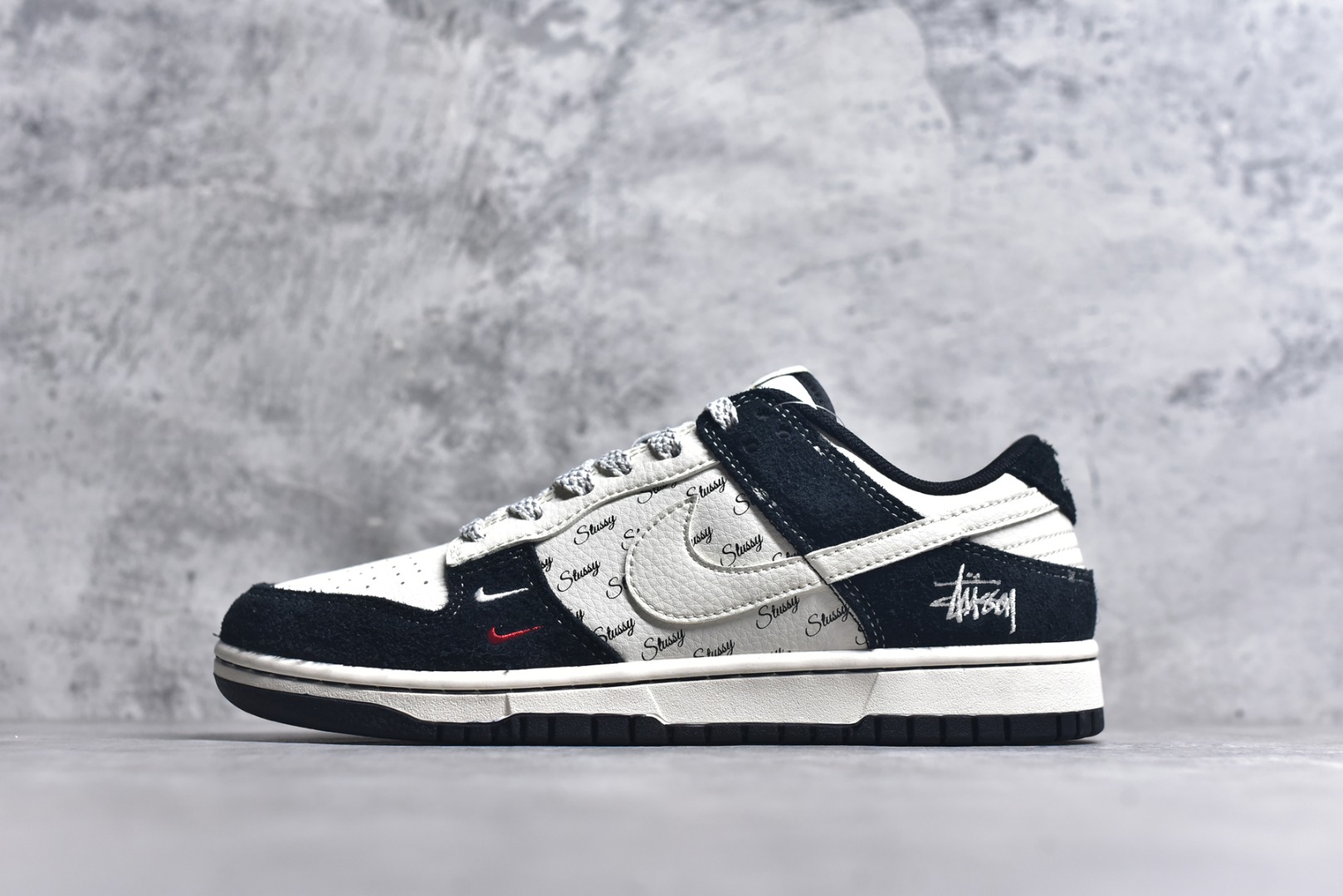 #Nk SB Dunk Low 斯图西联名-黑白双小勾 周年高端定制 低帮休闲板鞋 XY1688-017 #定制鞋盒 大厂纯原品质出货 超高清洁度 皮料切割干净无任何毛边 细节完美 尺码：36 36.5 37.5 38 38.5 39 40 40.5 41 42 42.5 43 44 44.5 45 9.E5-选品中心