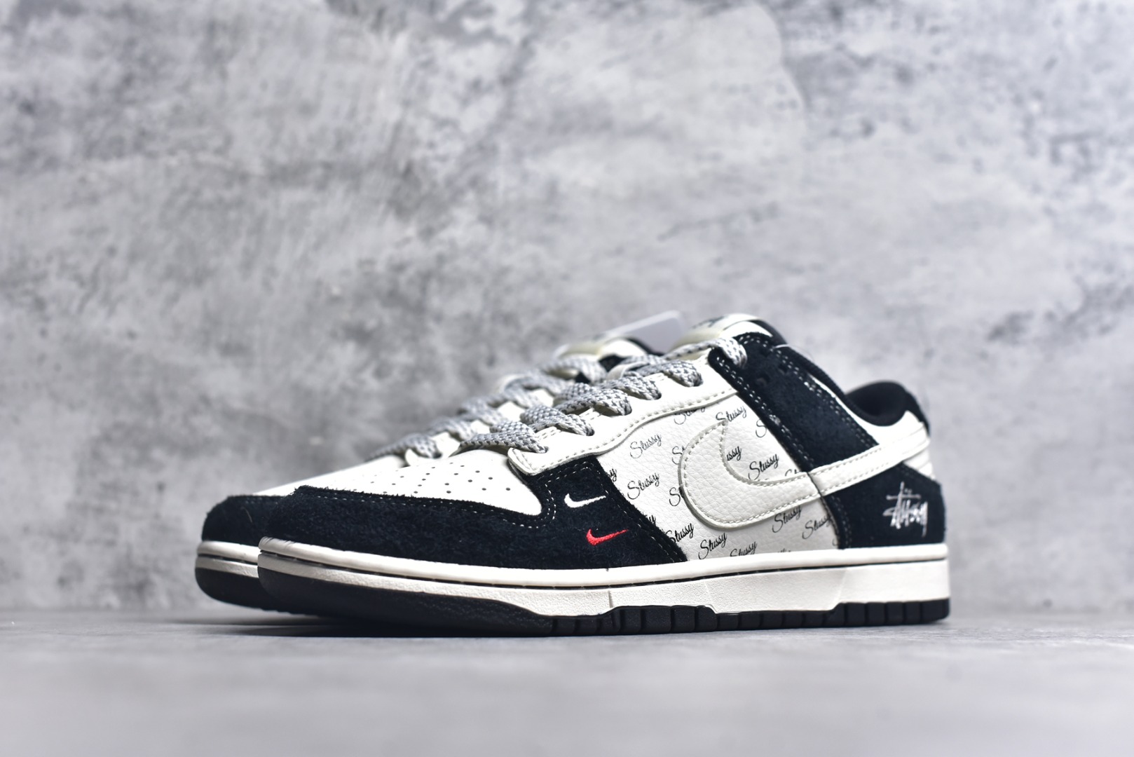 图片[2]-#Nk SB Dunk Low 斯图西联名-黑白双小勾 周年高端定制 低帮休闲板鞋 XY1688-017 #定制鞋盒 大厂纯原品质出货 超高清洁度 皮料切割干净无任何毛边 细节完美 尺码：36 36.5 37.5 38 38.5 39 40 40.5 41 42 42.5 43 44 44.5 45 9.E5-选品中心