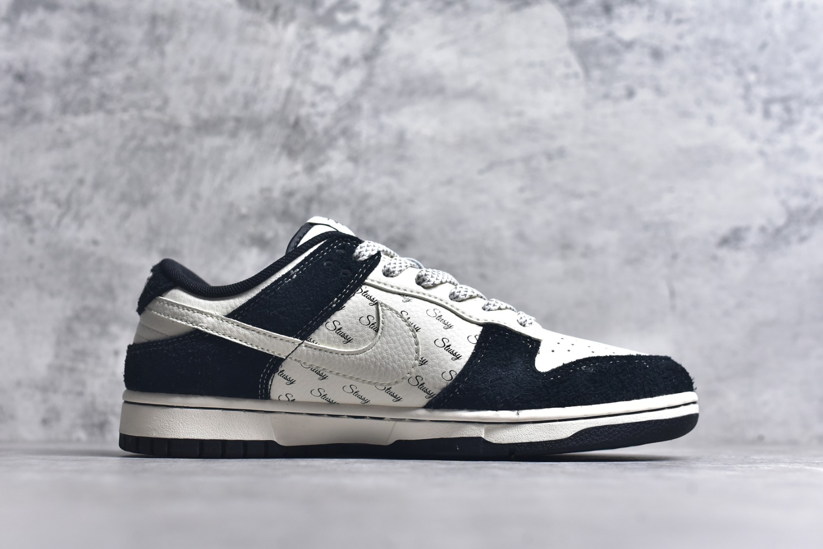 图片[3]-#Nk SB Dunk Low 斯图西联名-黑白双小勾 周年高端定制 低帮休闲板鞋 XY1688-017 #定制鞋盒 大厂纯原品质出货 超高清洁度 皮料切割干净无任何毛边 细节完美 尺码：36 36.5 37.5 38 38.5 39 40 40.5 41 42 42.5 43 44 44.5 45 9.E5-选品中心