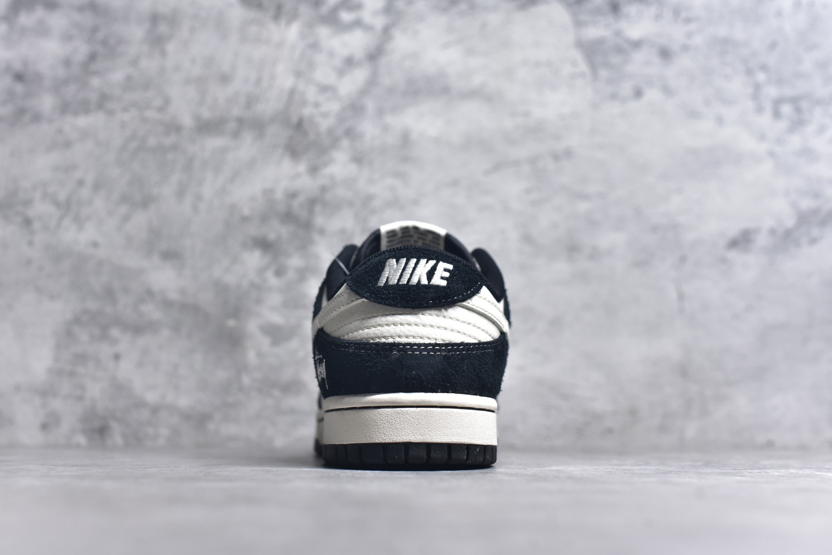 图片[5]-#Nk SB Dunk Low 斯图西联名-黑白双小勾 周年高端定制 低帮休闲板鞋 XY1688-017 #定制鞋盒 大厂纯原品质出货 超高清洁度 皮料切割干净无任何毛边 细节完美 尺码：36 36.5 37.5 38 38.5 39 40 40.5 41 42 42.5 43 44 44.5 45 9.E5-选品中心