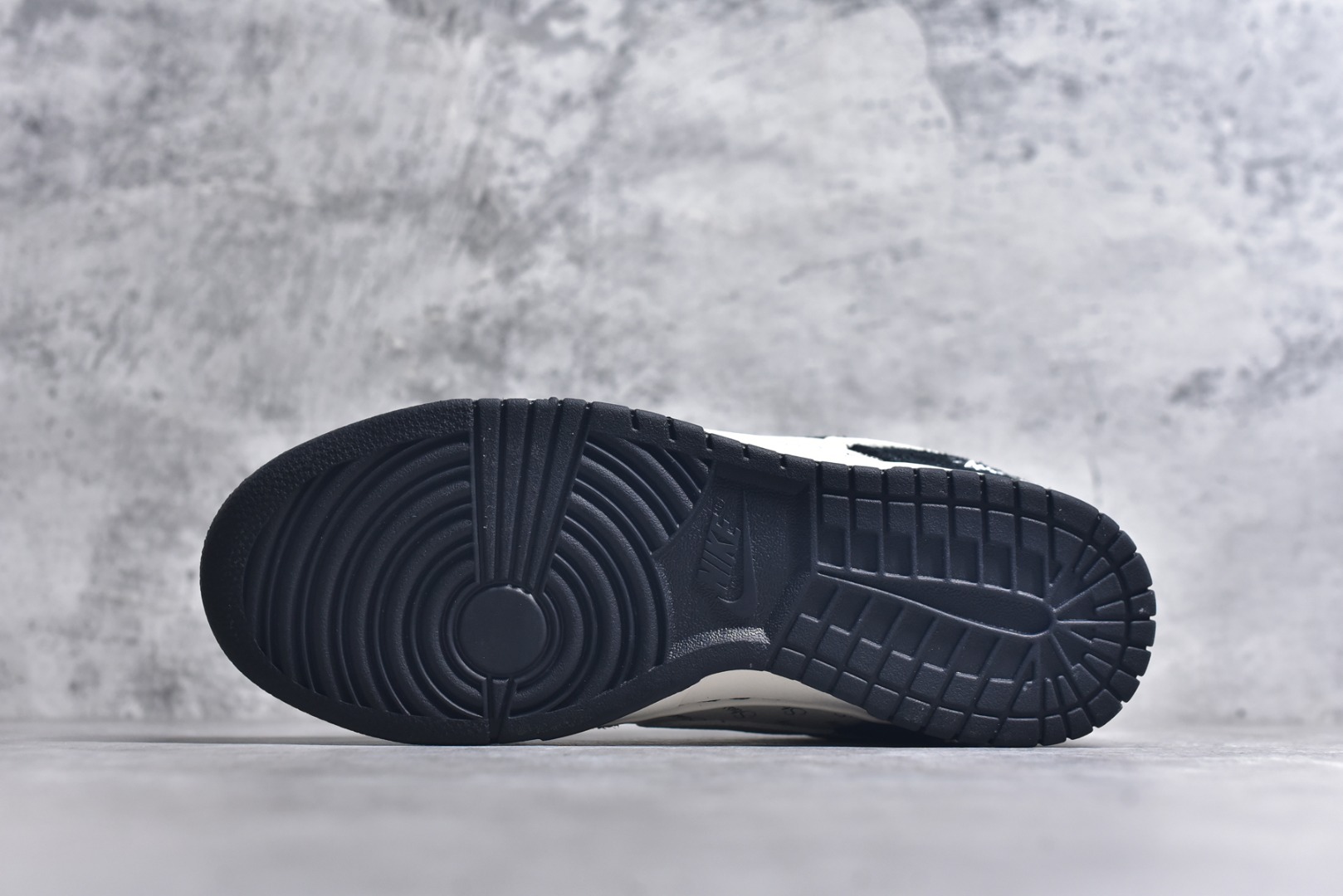 图片[6]-#Nk SB Dunk Low 斯图西联名-黑白双小勾 周年高端定制 低帮休闲板鞋 XY1688-017 #定制鞋盒 大厂纯原品质出货 超高清洁度 皮料切割干净无任何毛边 细节完美 尺码：36 36.5 37.5 38 38.5 39 40 40.5 41 42 42.5 43 44 44.5 45 9.E5-选品中心