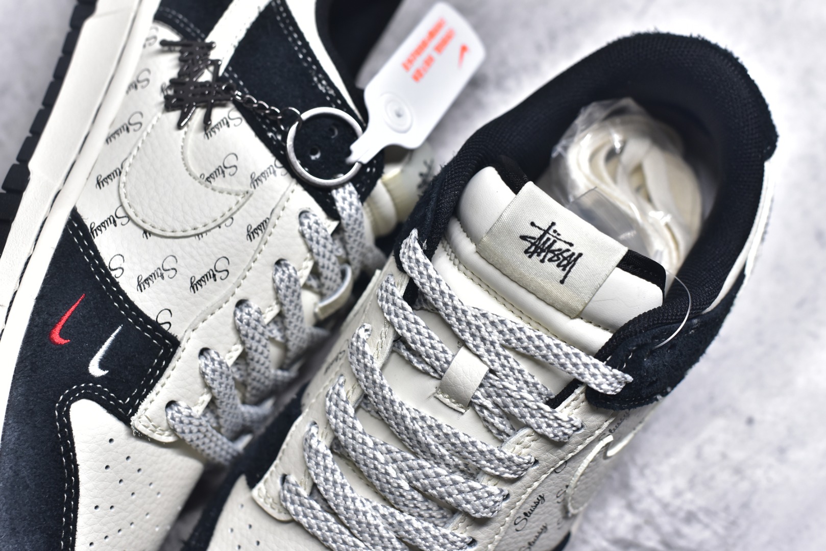 图片[9]-#Nk SB Dunk Low 斯图西联名-黑白双小勾 周年高端定制 低帮休闲板鞋 XY1688-017 #定制鞋盒 大厂纯原品质出货 超高清洁度 皮料切割干净无任何毛边 细节完美 尺码：36 36.5 37.5 38 38.5 39 40 40.5 41 42 42.5 43 44 44.5 45 9.E5-选品中心