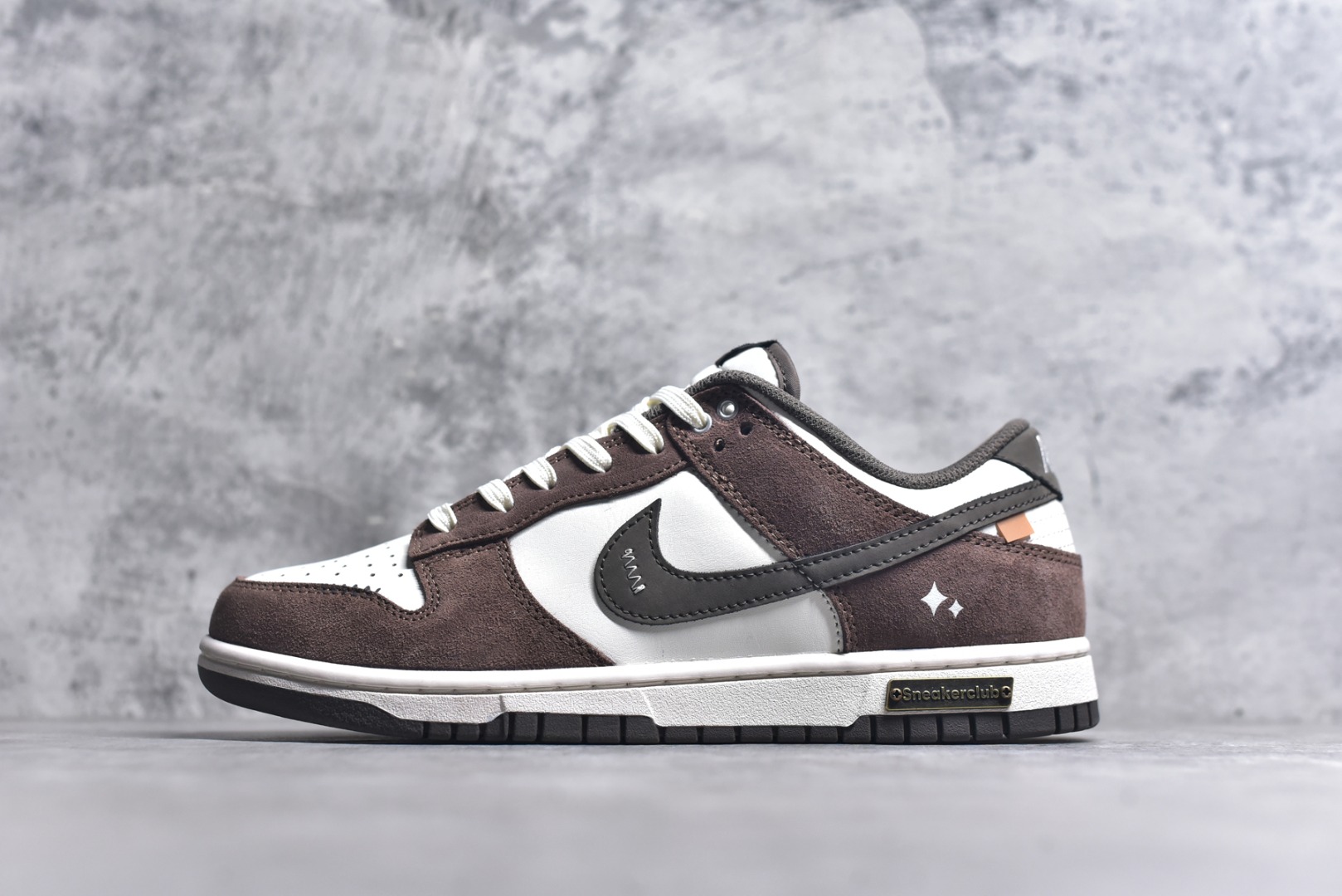 #Nike SB Dunk Low 联名 白咖色 高端定制 低帮休闲板鞋 GW0620-112 #定制鞋盒 大厂纯原品质出货 超高清洁度 皮料切割干净无任何毛边 细节完美 尺码：40 40.5 41 42 42.5 43 44 44.5 45 46 9.E5-选品中心