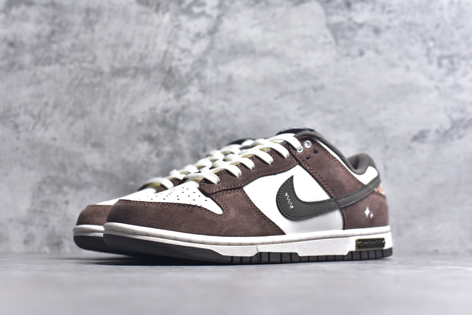 图片[2]-#Nike SB Dunk Low 联名 白咖色 高端定制 低帮休闲板鞋 GW0620-112 #定制鞋盒 大厂纯原品质出货 超高清洁度 皮料切割干净无任何毛边 细节完美 尺码：40 40.5 41 42 42.5 43 44 44.5 45 46 9.E5-选品中心