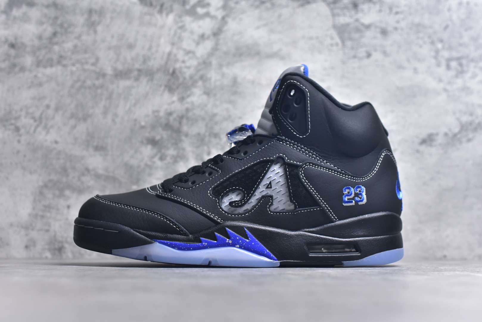 #Awake NY x Air Jordan AJ5 联名黑蓝 DV4982-004 SZ原厂全套原楦原纸板磨具开发 原厂皮料加持 原厂港宝加持定型后跟R度完美 同源原厂电绣 飞人针数密度立体效果一致 原厂拉帮手法 原厂配置纸衬高频鞋盒 原厂指令配双鞋带 原厂TPU网格鞋带扣 超高鞋面清洁度 最高QC检验标准 控制溢胶瑕疵 到手可放心比对发售原鞋 上脚百分百充正驾驭 尺码：40 40.5 41 42 42.5 43 44 44.5 45 46 47.5-选品中心