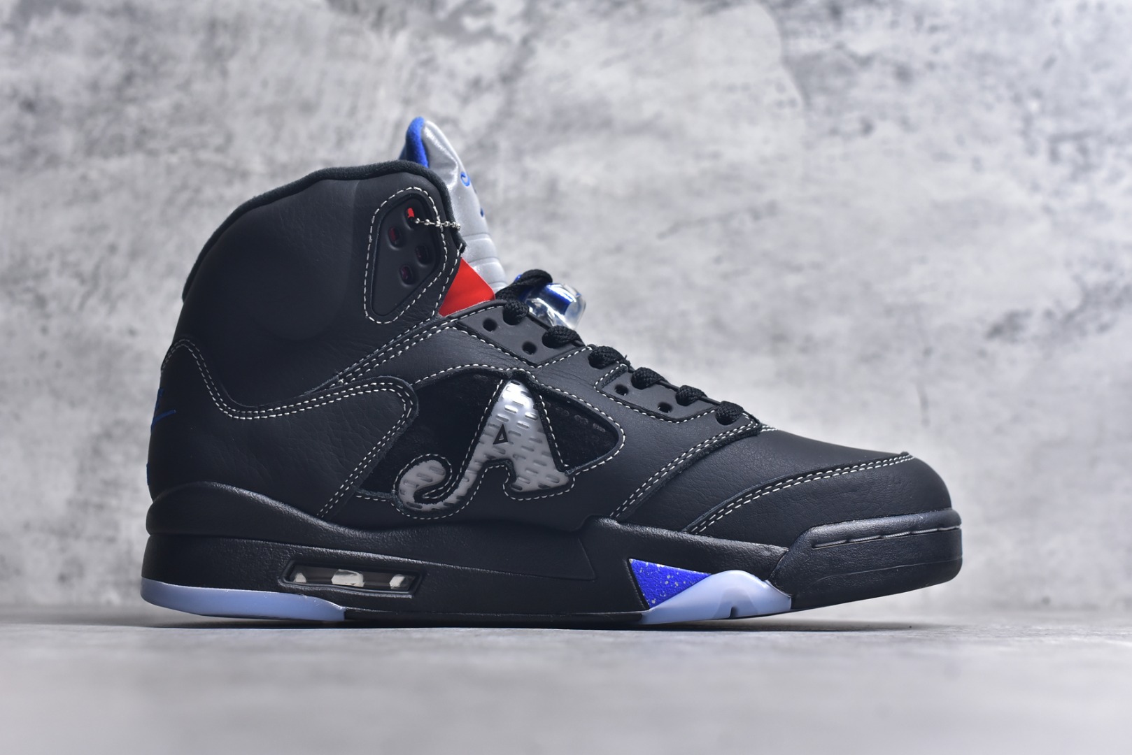 图片[3]-#Awake NY x Air Jordan AJ5 联名黑蓝 DV4982-004 SZ原厂全套原楦原纸板磨具开发 原厂皮料加持 原厂港宝加持定型后跟R度完美 同源原厂电绣 飞人针数密度立体效果一致 原厂拉帮手法 原厂配置纸衬高频鞋盒 原厂指令配双鞋带 原厂TPU网格鞋带扣 超高鞋面清洁度 最高QC检验标准 控制溢胶瑕疵 到手可放心比对发售原鞋 上脚百分百充正驾驭 尺码：40 40.5 41 42 42.5 43 44 44.5 45 46 47.5-选品中心