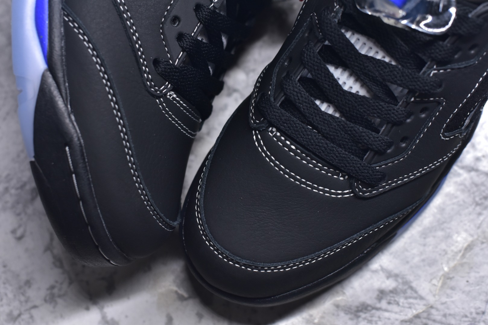 图片[8]-#Awake NY x Air Jordan AJ5 联名黑蓝 DV4982-004 SZ原厂全套原楦原纸板磨具开发 原厂皮料加持 原厂港宝加持定型后跟R度完美 同源原厂电绣 飞人针数密度立体效果一致 原厂拉帮手法 原厂配置纸衬高频鞋盒 原厂指令配双鞋带 原厂TPU网格鞋带扣 超高鞋面清洁度 最高QC检验标准 控制溢胶瑕疵 到手可放心比对发售原鞋 上脚百分百充正驾驭 尺码：40 40.5 41 42 42.5 43 44 44.5 45 46 47.5-选品中心