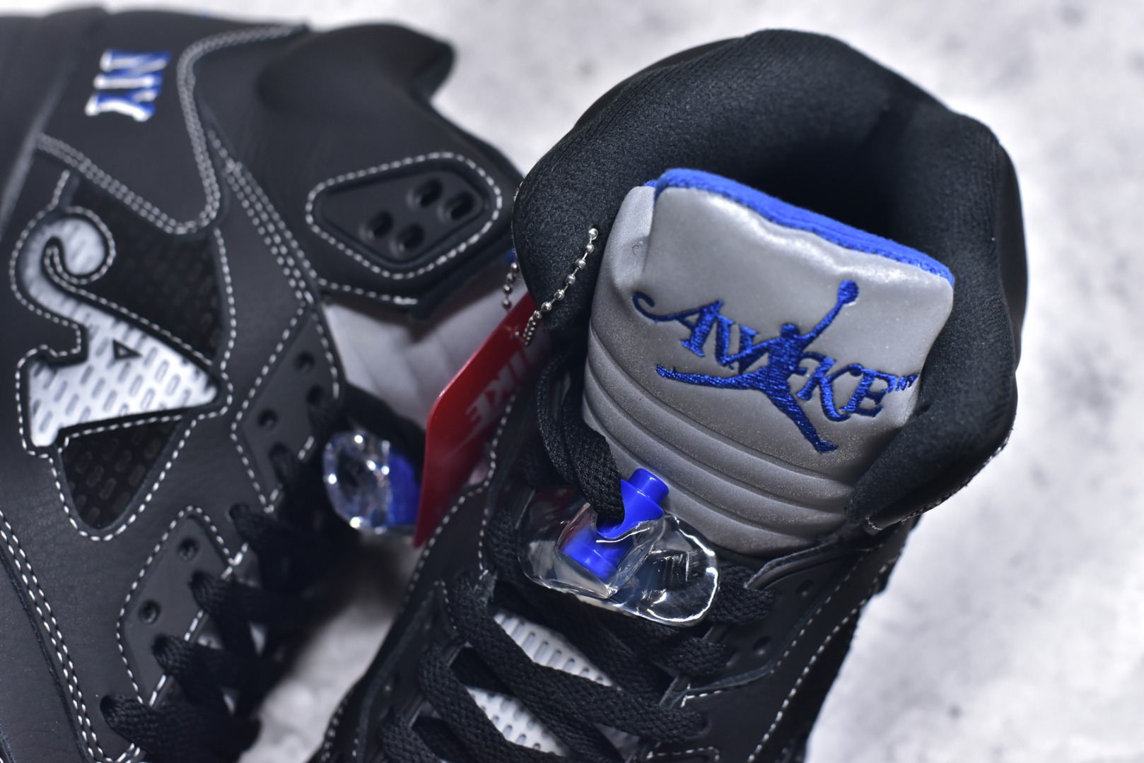 图片[9]-#Awake NY x Air Jordan AJ5 联名黑蓝 DV4982-004 SZ原厂全套原楦原纸板磨具开发 原厂皮料加持 原厂港宝加持定型后跟R度完美 同源原厂电绣 飞人针数密度立体效果一致 原厂拉帮手法 原厂配置纸衬高频鞋盒 原厂指令配双鞋带 原厂TPU网格鞋带扣 超高鞋面清洁度 最高QC检验标准 控制溢胶瑕疵 到手可放心比对发售原鞋 上脚百分百充正驾驭 尺码：40 40.5 41 42 42.5 43 44 44.5 45 46 47.5-选品中心