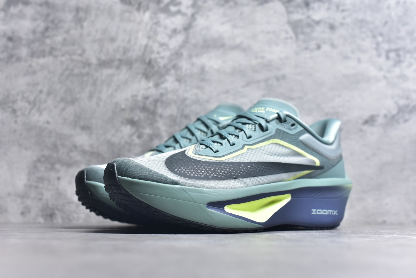 图片[2]-#NK ZoomX Invincible Run Flyknit 6 轻量跑鞋 飞织低帮休闲运动慢跑鞋 FN8454-003 此鞋专为短跑运动员而生 是为 5 至 10 公里距离的赛事和训练打造 整体设计采用流线型的轻质工程网眼材质构成鞋面 并与其他 Running 旗舰鞋款同样搭载全脚掌 ZoomX 缓冲中底 搭配 Pebax 物料与橡胶外底 ZoomX StreakFly 首发配色以Prototype呈现 其灵感是来自开发期间的磨损测试 透过编号的标记与内侧的预期跑步距离突出研发过程 尺码：36 36.5 37.5 38 38.5 39 40 40.5 41 42 42.5 43 44 45-选品中心