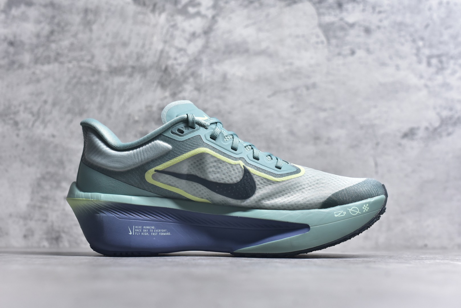 图片[3]-#NK ZoomX Invincible Run Flyknit 6 轻量跑鞋 飞织低帮休闲运动慢跑鞋 FN8454-003 此鞋专为短跑运动员而生 是为 5 至 10 公里距离的赛事和训练打造 整体设计采用流线型的轻质工程网眼材质构成鞋面 并与其他 Running 旗舰鞋款同样搭载全脚掌 ZoomX 缓冲中底 搭配 Pebax 物料与橡胶外底 ZoomX StreakFly 首发配色以Prototype呈现 其灵感是来自开发期间的磨损测试 透过编号的标记与内侧的预期跑步距离突出研发过程 尺码：36 36.5 37.5 38 38.5 39 40 40.5 41 42 42.5 43 44 45-选品中心