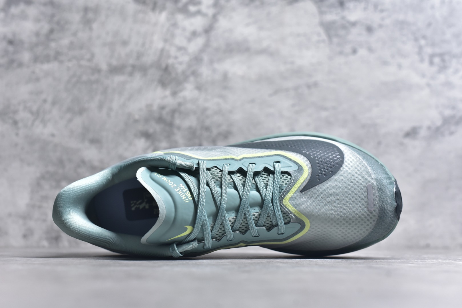 图片[4]-#NK ZoomX Invincible Run Flyknit 6 轻量跑鞋 飞织低帮休闲运动慢跑鞋 FN8454-003 此鞋专为短跑运动员而生 是为 5 至 10 公里距离的赛事和训练打造 整体设计采用流线型的轻质工程网眼材质构成鞋面 并与其他 Running 旗舰鞋款同样搭载全脚掌 ZoomX 缓冲中底 搭配 Pebax 物料与橡胶外底 ZoomX StreakFly 首发配色以Prototype呈现 其灵感是来自开发期间的磨损测试 透过编号的标记与内侧的预期跑步距离突出研发过程 尺码：36 36.5 37.5 38 38.5 39 40 40.5 41 42 42.5 43 44 45-选品中心