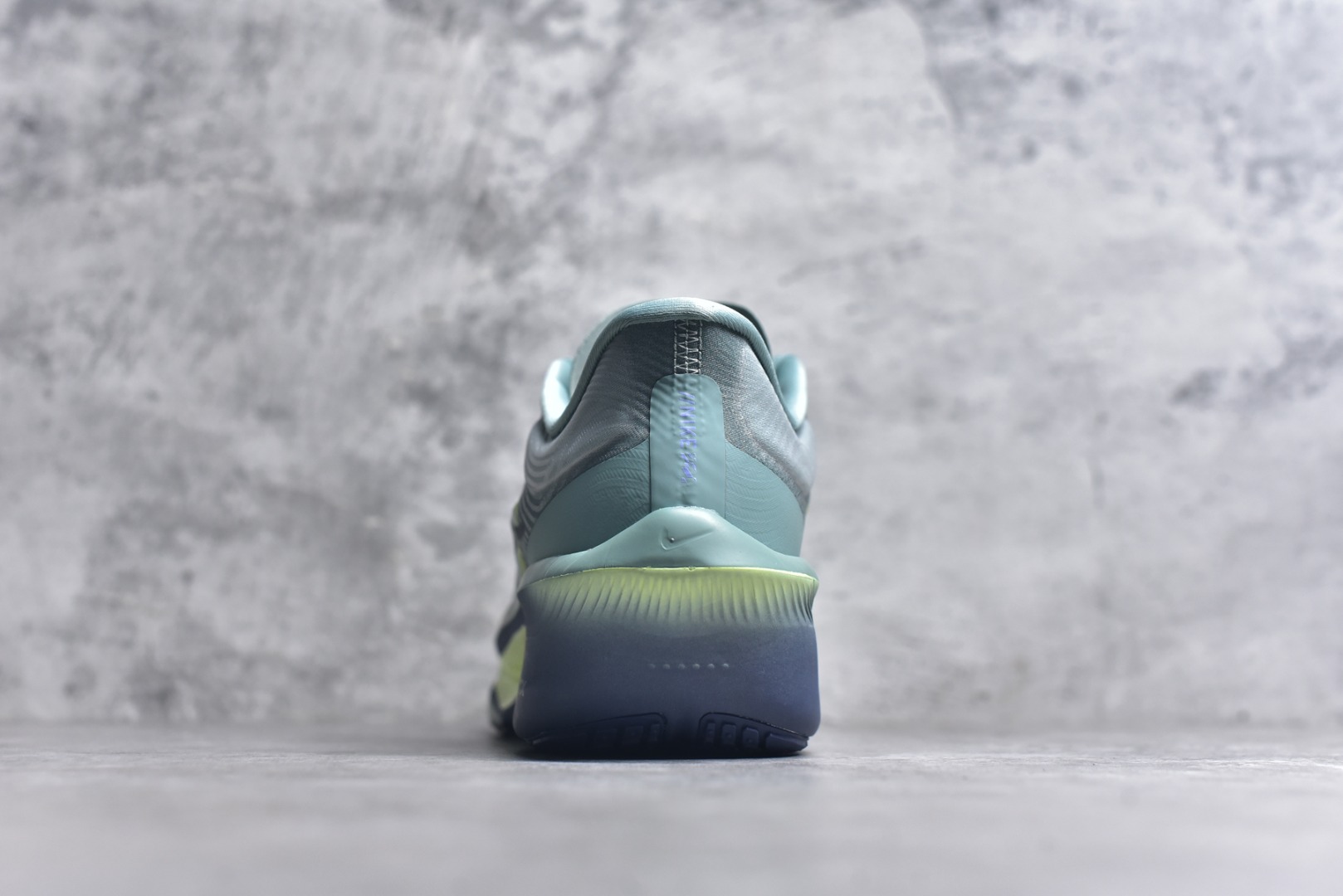 图片[5]-#NK ZoomX Invincible Run Flyknit 6 轻量跑鞋 飞织低帮休闲运动慢跑鞋 FN8454-003 此鞋专为短跑运动员而生 是为 5 至 10 公里距离的赛事和训练打造 整体设计采用流线型的轻质工程网眼材质构成鞋面 并与其他 Running 旗舰鞋款同样搭载全脚掌 ZoomX 缓冲中底 搭配 Pebax 物料与橡胶外底 ZoomX StreakFly 首发配色以Prototype呈现 其灵感是来自开发期间的磨损测试 透过编号的标记与内侧的预期跑步距离突出研发过程 尺码：36 36.5 37.5 38 38.5 39 40 40.5 41 42 42.5 43 44 45-选品中心