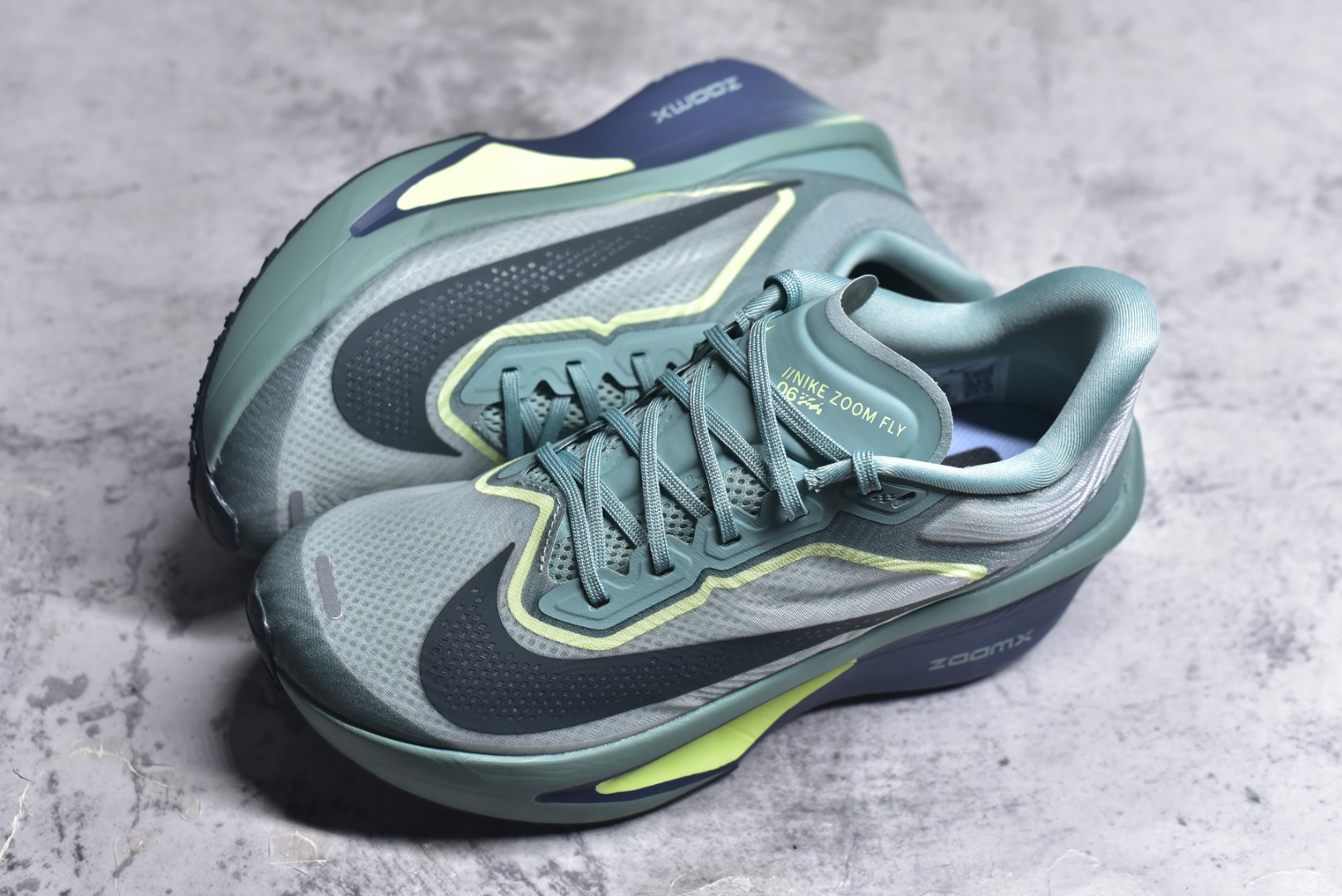 图片[7]-#NK ZoomX Invincible Run Flyknit 6 轻量跑鞋 飞织低帮休闲运动慢跑鞋 FN8454-003 此鞋专为短跑运动员而生 是为 5 至 10 公里距离的赛事和训练打造 整体设计采用流线型的轻质工程网眼材质构成鞋面 并与其他 Running 旗舰鞋款同样搭载全脚掌 ZoomX 缓冲中底 搭配 Pebax 物料与橡胶外底 ZoomX StreakFly 首发配色以Prototype呈现 其灵感是来自开发期间的磨损测试 透过编号的标记与内侧的预期跑步距离突出研发过程 尺码：36 36.5 37.5 38 38.5 39 40 40.5 41 42 42.5 43 44 45-选品中心