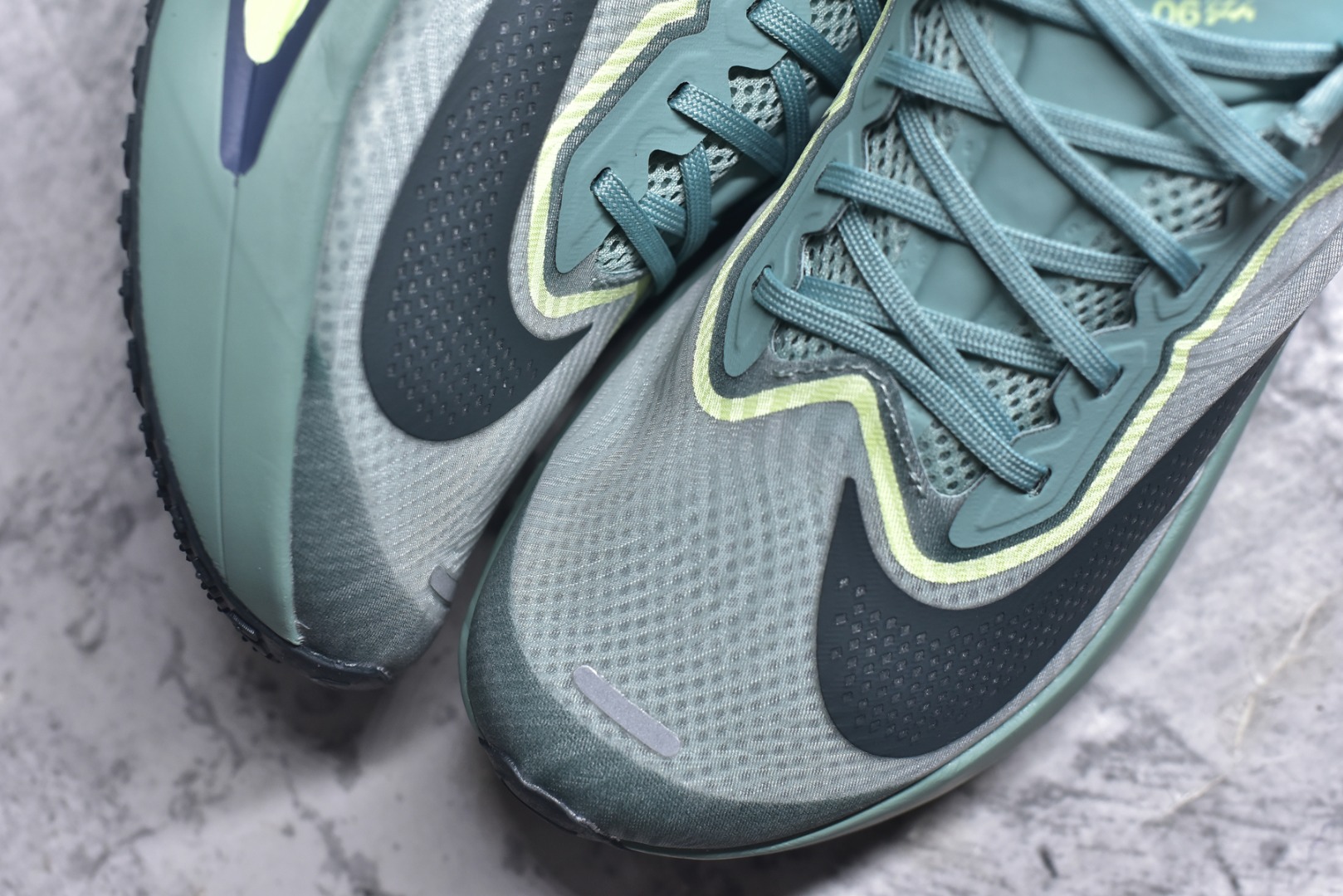 图片[8]-#NK ZoomX Invincible Run Flyknit 6 轻量跑鞋 飞织低帮休闲运动慢跑鞋 FN8454-003 此鞋专为短跑运动员而生 是为 5 至 10 公里距离的赛事和训练打造 整体设计采用流线型的轻质工程网眼材质构成鞋面 并与其他 Running 旗舰鞋款同样搭载全脚掌 ZoomX 缓冲中底 搭配 Pebax 物料与橡胶外底 ZoomX StreakFly 首发配色以Prototype呈现 其灵感是来自开发期间的磨损测试 透过编号的标记与内侧的预期跑步距离突出研发过程 尺码：36 36.5 37.5 38 38.5 39 40 40.5 41 42 42.5 43 44 45-选品中心