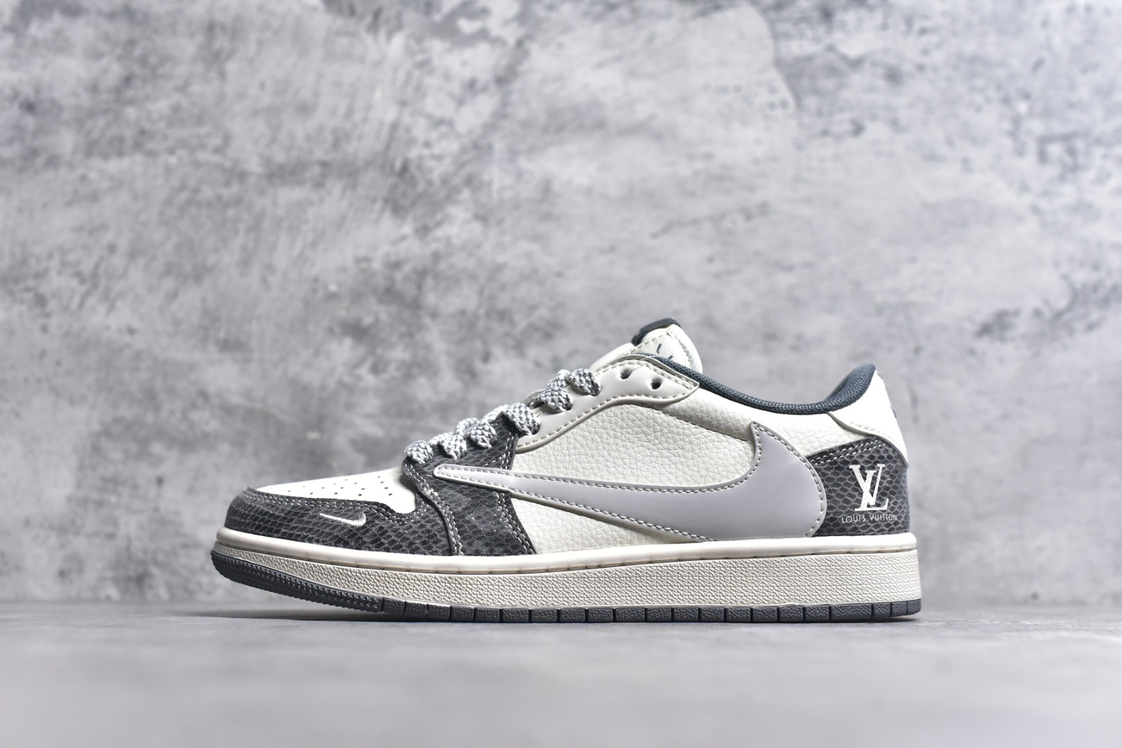 #Travis Scott x Fragment Design x Air Jordan 1 Low OG SP AJ1 乔1 LV联名 蛇纹灰 低帮文化休闲板鞋 XS7089-619 #多方联名合作融合了Travis Scott 独特的音乐风格，藤原浩个性的设计风格以及Jordan品牌的经典元素 使其成为一双具有独特身份和价值的鞋子 清新而立体的外观加上联名标识更突出了其独特身份 这种配色方案显示出活力和时尚感 在视觉上引人注目 鞋身的质感和细腻的细节处理使其显得高端而格调十足 这款“倒钩”联名是设计与创意完美结合 融合多方的个性风格是一款备受瞩目的潮流鞋款 尺码：36 36.5 37.5 38 38.5 39 40 40.5 41 42 42.5 43 44 44.5 45 9.E5-选品中心