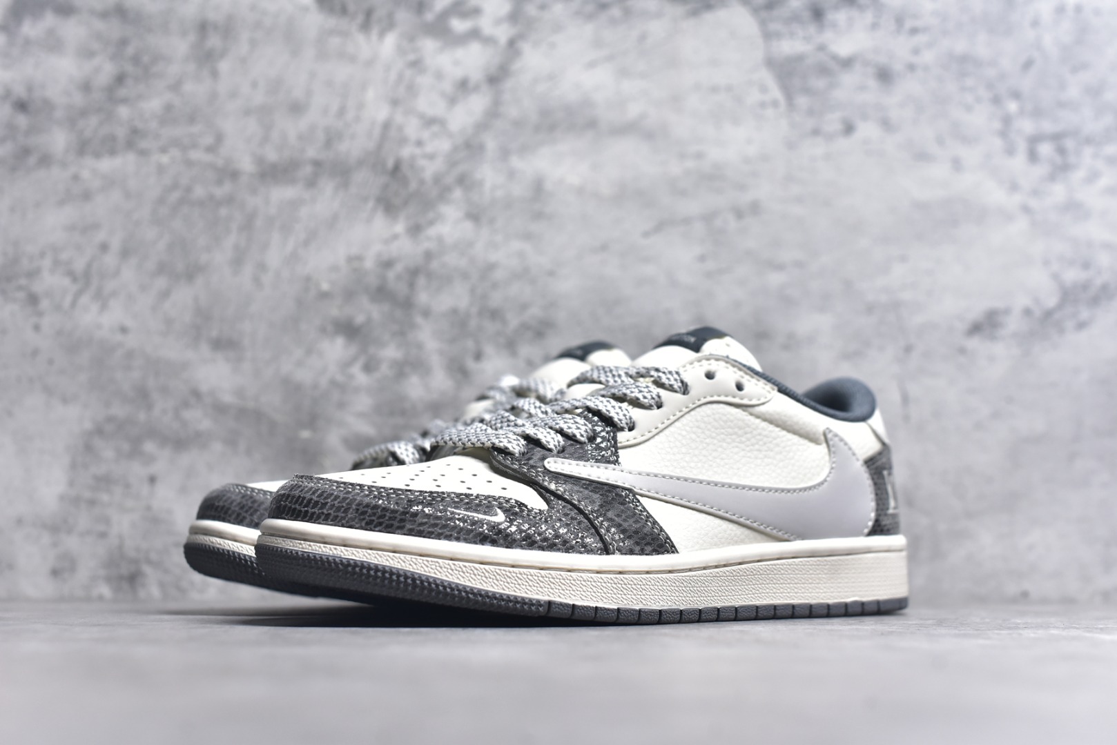 图片[2]-#Travis Scott x Fragment Design x Air Jordan 1 Low OG SP AJ1 乔1 LV联名 蛇纹灰 低帮文化休闲板鞋 XS7089-619 #多方联名合作融合了Travis Scott 独特的音乐风格，藤原浩个性的设计风格以及Jordan品牌的经典元素 使其成为一双具有独特身份和价值的鞋子 清新而立体的外观加上联名标识更突出了其独特身份 这种配色方案显示出活力和时尚感 在视觉上引人注目 鞋身的质感和细腻的细节处理使其显得高端而格调十足 这款“倒钩”联名是设计与创意完美结合 融合多方的个性风格是一款备受瞩目的潮流鞋款 尺码：36 36.5 37.5 38 38.5 39 40 40.5 41 42 42.5 43 44 44.5 45 9.E5-选品中心