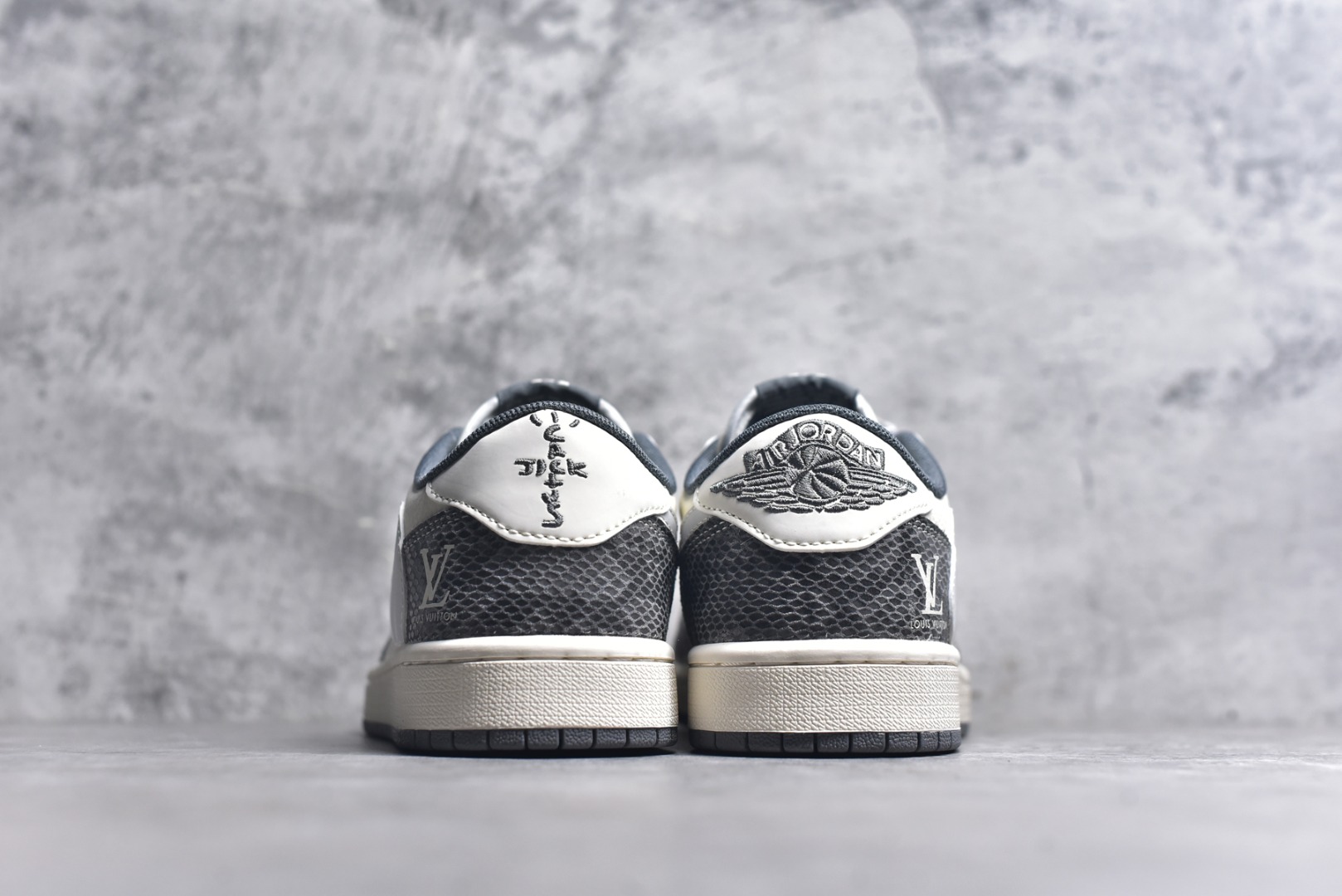图片[5]-#Travis Scott x Fragment Design x Air Jordan 1 Low OG SP AJ1 乔1 LV联名 蛇纹灰 低帮文化休闲板鞋 XS7089-619 #多方联名合作融合了Travis Scott 独特的音乐风格，藤原浩个性的设计风格以及Jordan品牌的经典元素 使其成为一双具有独特身份和价值的鞋子 清新而立体的外观加上联名标识更突出了其独特身份 这种配色方案显示出活力和时尚感 在视觉上引人注目 鞋身的质感和细腻的细节处理使其显得高端而格调十足 这款“倒钩”联名是设计与创意完美结合 融合多方的个性风格是一款备受瞩目的潮流鞋款 尺码：36 36.5 37.5 38 38.5 39 40 40.5 41 42 42.5 43 44 44.5 45 9.E5-选品中心