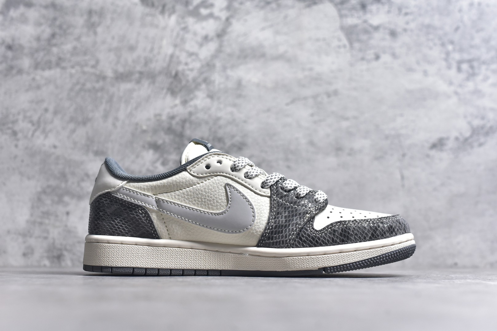 图片[3]-#Travis Scott x Fragment Design x Air Jordan 1 Low OG SP AJ1 乔1 LV联名 蛇纹灰 低帮文化休闲板鞋 XS7089-619 #多方联名合作融合了Travis Scott 独特的音乐风格，藤原浩个性的设计风格以及Jordan品牌的经典元素 使其成为一双具有独特身份和价值的鞋子 清新而立体的外观加上联名标识更突出了其独特身份 这种配色方案显示出活力和时尚感 在视觉上引人注目 鞋身的质感和细腻的细节处理使其显得高端而格调十足 这款“倒钩”联名是设计与创意完美结合 融合多方的个性风格是一款备受瞩目的潮流鞋款 尺码：36 36.5 37.5 38 38.5 39 40 40.5 41 42 42.5 43 44 44.5 45 9.E5-选品中心