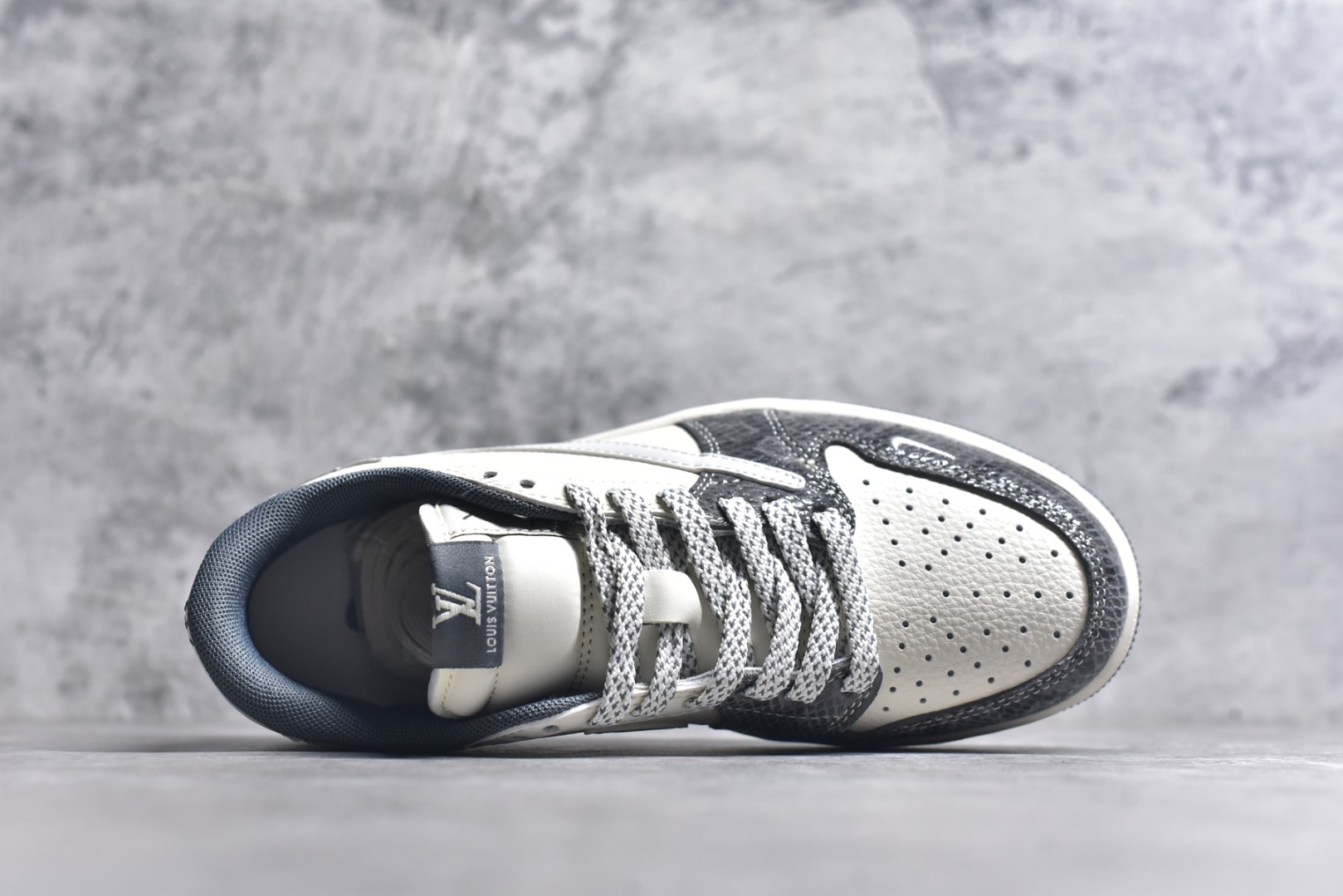 图片[4]-#Travis Scott x Fragment Design x Air Jordan 1 Low OG SP AJ1 乔1 LV联名 蛇纹灰 低帮文化休闲板鞋 XS7089-619 #多方联名合作融合了Travis Scott 独特的音乐风格，藤原浩个性的设计风格以及Jordan品牌的经典元素 使其成为一双具有独特身份和价值的鞋子 清新而立体的外观加上联名标识更突出了其独特身份 这种配色方案显示出活力和时尚感 在视觉上引人注目 鞋身的质感和细腻的细节处理使其显得高端而格调十足 这款“倒钩”联名是设计与创意完美结合 融合多方的个性风格是一款备受瞩目的潮流鞋款 尺码：36 36.5 37.5 38 38.5 39 40 40.5 41 42 42.5 43 44 44.5 45 9.E5-选品中心