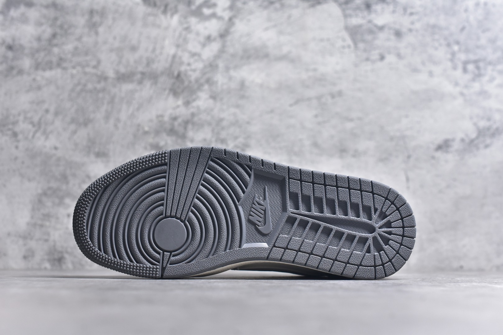 图片[6]-#Travis Scott x Fragment Design x Air Jordan 1 Low OG SP AJ1 乔1 LV联名 蛇纹灰 低帮文化休闲板鞋 XS7089-619 #多方联名合作融合了Travis Scott 独特的音乐风格，藤原浩个性的设计风格以及Jordan品牌的经典元素 使其成为一双具有独特身份和价值的鞋子 清新而立体的外观加上联名标识更突出了其独特身份 这种配色方案显示出活力和时尚感 在视觉上引人注目 鞋身的质感和细腻的细节处理使其显得高端而格调十足 这款“倒钩”联名是设计与创意完美结合 融合多方的个性风格是一款备受瞩目的潮流鞋款 尺码：36 36.5 37.5 38 38.5 39 40 40.5 41 42 42.5 43 44 44.5 45 9.E5-选品中心