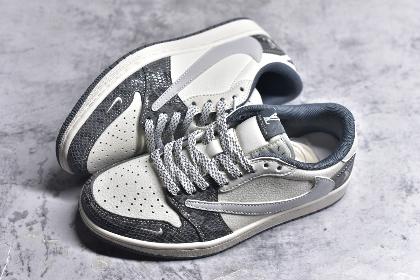 图片[7]-#Travis Scott x Fragment Design x Air Jordan 1 Low OG SP AJ1 乔1 LV联名 蛇纹灰 低帮文化休闲板鞋 XS7089-619 #多方联名合作融合了Travis Scott 独特的音乐风格，藤原浩个性的设计风格以及Jordan品牌的经典元素 使其成为一双具有独特身份和价值的鞋子 清新而立体的外观加上联名标识更突出了其独特身份 这种配色方案显示出活力和时尚感 在视觉上引人注目 鞋身的质感和细腻的细节处理使其显得高端而格调十足 这款“倒钩”联名是设计与创意完美结合 融合多方的个性风格是一款备受瞩目的潮流鞋款 尺码：36 36.5 37.5 38 38.5 39 40 40.5 41 42 42.5 43 44 44.5 45 9.E5-选品中心