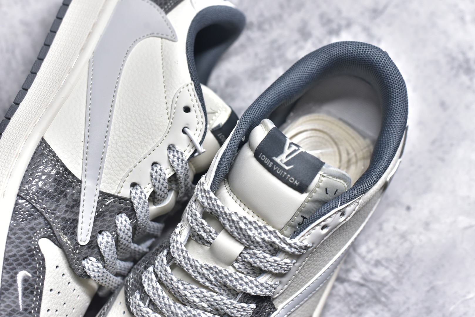 图片[9]-#Travis Scott x Fragment Design x Air Jordan 1 Low OG SP AJ1 乔1 LV联名 蛇纹灰 低帮文化休闲板鞋 XS7089-619 #多方联名合作融合了Travis Scott 独特的音乐风格，藤原浩个性的设计风格以及Jordan品牌的经典元素 使其成为一双具有独特身份和价值的鞋子 清新而立体的外观加上联名标识更突出了其独特身份 这种配色方案显示出活力和时尚感 在视觉上引人注目 鞋身的质感和细腻的细节处理使其显得高端而格调十足 这款“倒钩”联名是设计与创意完美结合 融合多方的个性风格是一款备受瞩目的潮流鞋款 尺码：36 36.5 37.5 38 38.5 39 40 40.5 41 42 42.5 43 44 44.5 45 9.E5-选品中心
