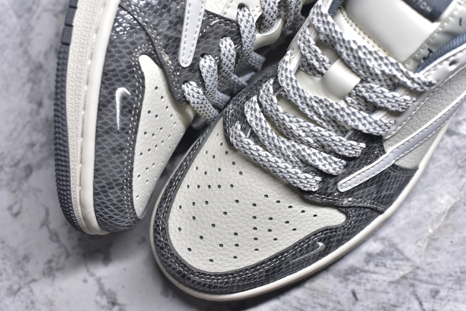 图片[8]-#Travis Scott x Fragment Design x Air Jordan 1 Low OG SP AJ1 乔1 LV联名 蛇纹灰 低帮文化休闲板鞋 XS7089-619 #多方联名合作融合了Travis Scott 独特的音乐风格，藤原浩个性的设计风格以及Jordan品牌的经典元素 使其成为一双具有独特身份和价值的鞋子 清新而立体的外观加上联名标识更突出了其独特身份 这种配色方案显示出活力和时尚感 在视觉上引人注目 鞋身的质感和细腻的细节处理使其显得高端而格调十足 这款“倒钩”联名是设计与创意完美结合 融合多方的个性风格是一款备受瞩目的潮流鞋款 尺码：36 36.5 37.5 38 38.5 39 40 40.5 41 42 42.5 43 44 44.5 45 9.E5-选品中心