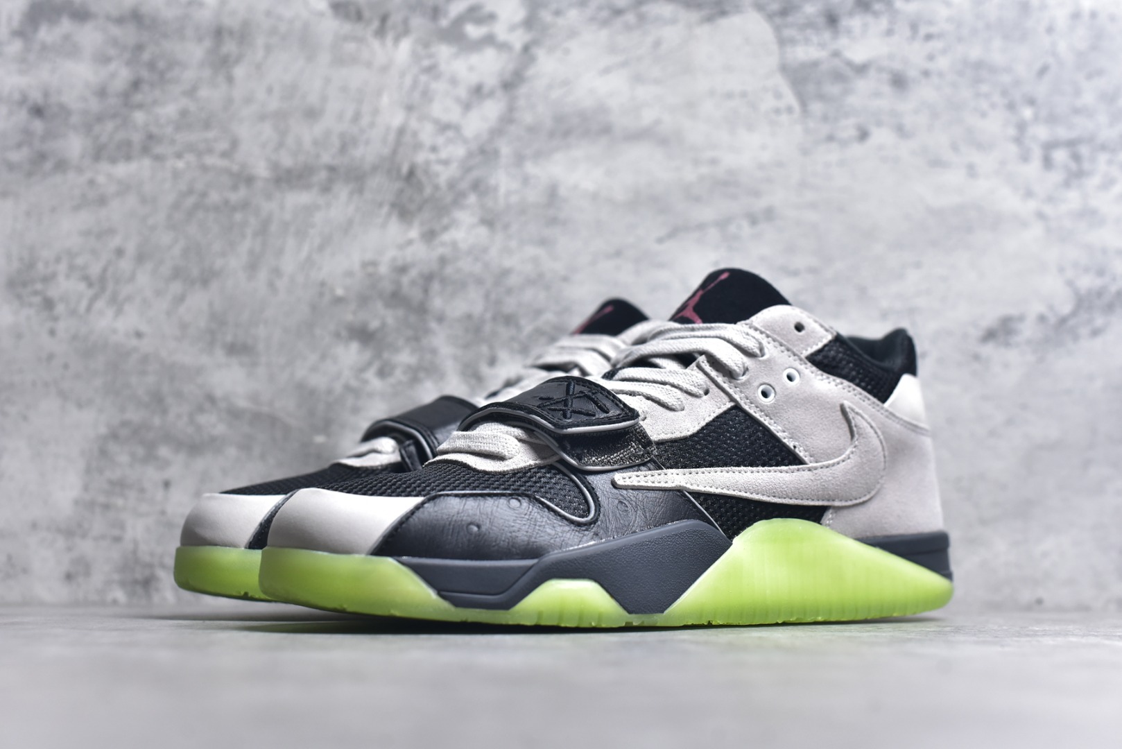 图片[2]-#Travis Scott x Jordan AJ Cut The Check TS倒钩联名魔术贴篮球鞋 IH7971-001 注意原盒盒子损坏扣15 配套布袋报货需备注加30 原厂全套原楦原纸板冲刀磨具开发 原厂皮料加持 原厂港宝加持定型后跟R度完美 同源原厂电绣 鬼脸飞翼针数密度立体效果一致 百分百一致原鞋 原厂拉帮工艺 针距密度一致 后跟弧度收口自然不对折 极致一眼正品既视感 进口玻璃冲刀皮料裁剪零毛边 全鞋电脑针车工艺 品控清洁度最高QC检验标准 免检产品 原厂订购鞋盒、布袋、鞋标、防尘纸、鞋撑、鞋带 追求极致的原厂味道 配色方面采用白色为基础 搭配棕色框架呈现 完美还原了初代倒钩的配色设计 细节方面 标志性的反钩Swoosh采用米色点缀 鞋面还带有特殊的魔术贴细节 此外在鞋舌、后跟部分均带有Cactus Jack厂牌Logo 彰显鞋款特殊身份 尺码：36 36.5 37.5 38 38.5 39 40 40.5 41 42 42.5 43 44 44.5 45 46 47.5 48.5-选品中心
