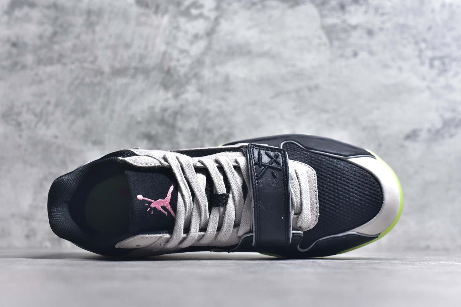 图片[4]-#Travis Scott x Jordan AJ Cut The Check TS倒钩联名魔术贴篮球鞋 IH7971-001 注意原盒盒子损坏扣15 配套布袋报货需备注加30 原厂全套原楦原纸板冲刀磨具开发 原厂皮料加持 原厂港宝加持定型后跟R度完美 同源原厂电绣 鬼脸飞翼针数密度立体效果一致 百分百一致原鞋 原厂拉帮工艺 针距密度一致 后跟弧度收口自然不对折 极致一眼正品既视感 进口玻璃冲刀皮料裁剪零毛边 全鞋电脑针车工艺 品控清洁度最高QC检验标准 免检产品 原厂订购鞋盒、布袋、鞋标、防尘纸、鞋撑、鞋带 追求极致的原厂味道 配色方面采用白色为基础 搭配棕色框架呈现 完美还原了初代倒钩的配色设计 细节方面 标志性的反钩Swoosh采用米色点缀 鞋面还带有特殊的魔术贴细节 此外在鞋舌、后跟部分均带有Cactus Jack厂牌Logo 彰显鞋款特殊身份 尺码：36 36.5 37.5 38 38.5 39 40 40.5 41 42 42.5 43 44 44.5 45 46 47.5 48.5-选品中心