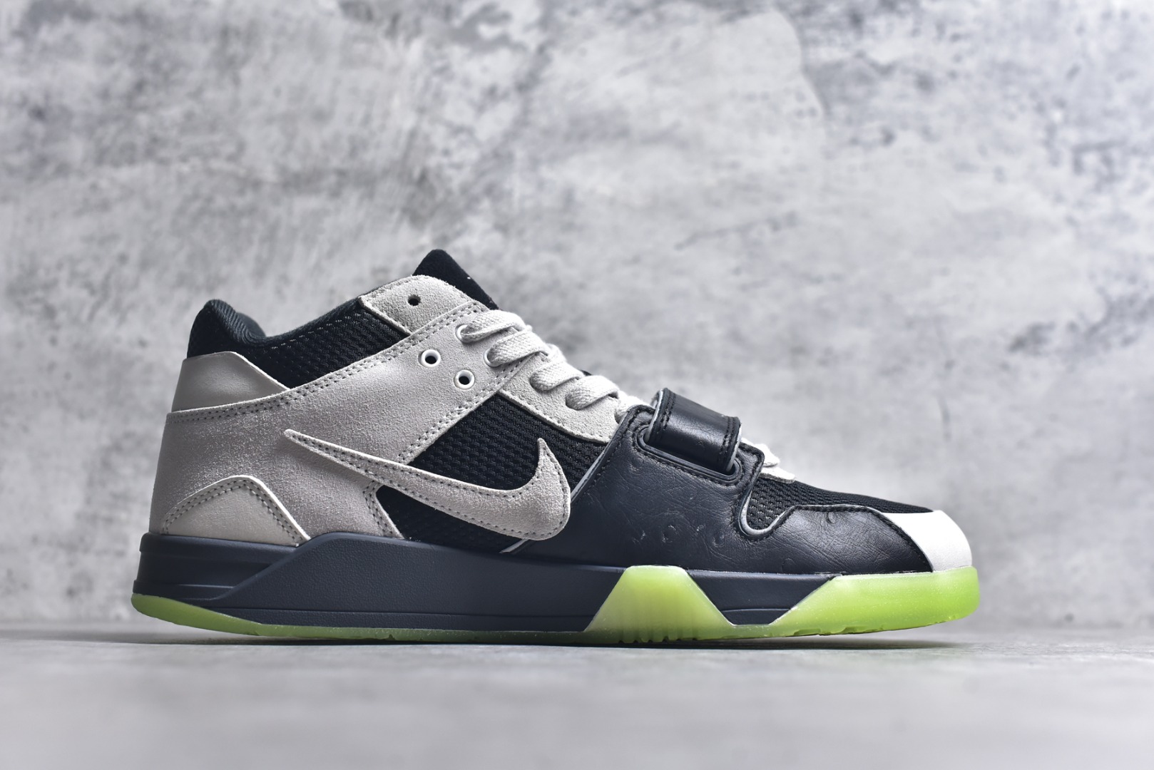 图片[3]-#Travis Scott x Jordan AJ Cut The Check TS倒钩联名魔术贴篮球鞋 IH7971-001 注意原盒盒子损坏扣15 配套布袋报货需备注加30 原厂全套原楦原纸板冲刀磨具开发 原厂皮料加持 原厂港宝加持定型后跟R度完美 同源原厂电绣 鬼脸飞翼针数密度立体效果一致 百分百一致原鞋 原厂拉帮工艺 针距密度一致 后跟弧度收口自然不对折 极致一眼正品既视感 进口玻璃冲刀皮料裁剪零毛边 全鞋电脑针车工艺 品控清洁度最高QC检验标准 免检产品 原厂订购鞋盒、布袋、鞋标、防尘纸、鞋撑、鞋带 追求极致的原厂味道 配色方面采用白色为基础 搭配棕色框架呈现 完美还原了初代倒钩的配色设计 细节方面 标志性的反钩Swoosh采用米色点缀 鞋面还带有特殊的魔术贴细节 此外在鞋舌、后跟部分均带有Cactus Jack厂牌Logo 彰显鞋款特殊身份 尺码：36 36.5 37.5 38 38.5 39 40 40.5 41 42 42.5 43 44 44.5 45 46 47.5 48.5-选品中心
