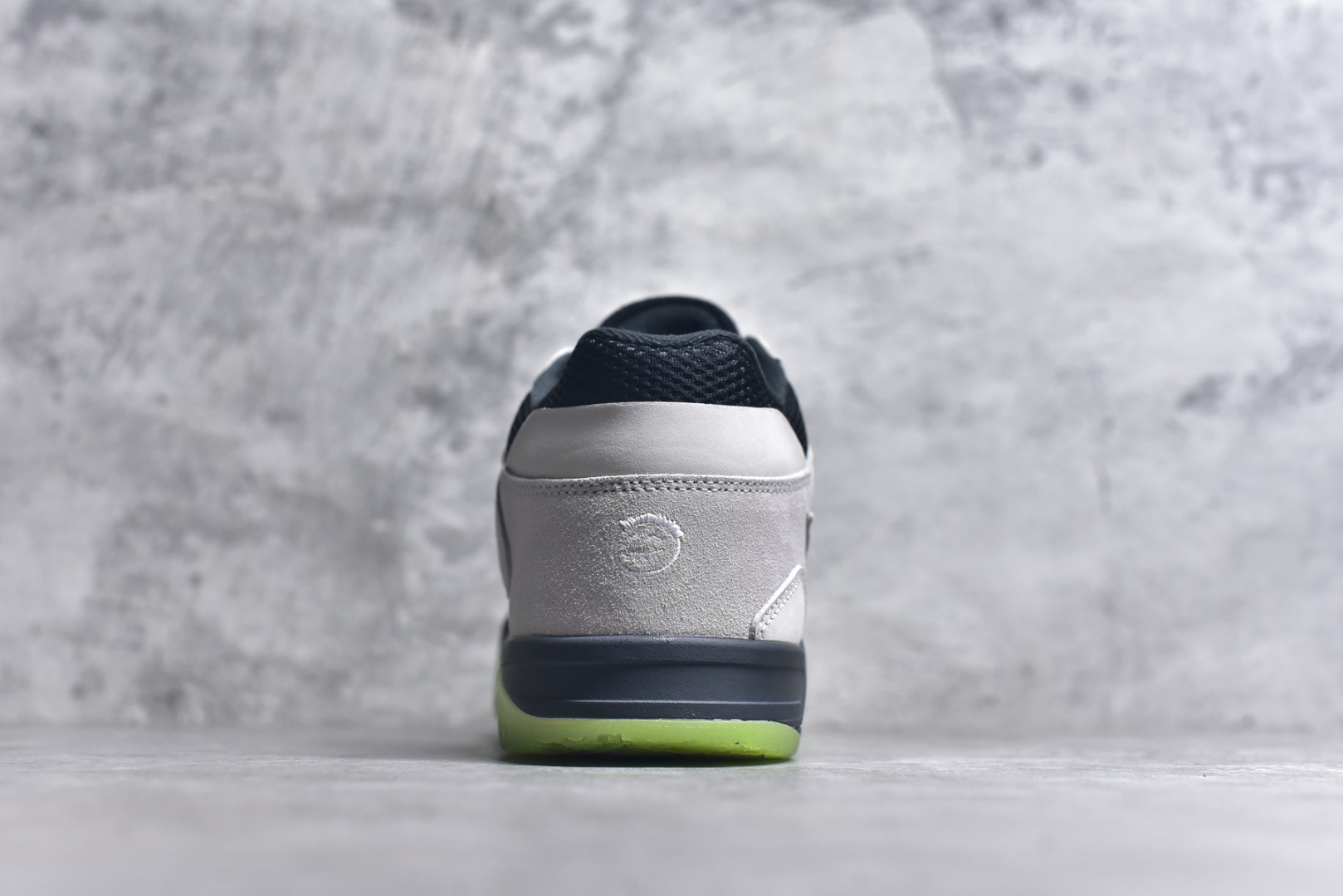 图片[5]-#Travis Scott x Jordan AJ Cut The Check TS倒钩联名魔术贴篮球鞋 IH7971-001 注意原盒盒子损坏扣15 配套布袋报货需备注加30 原厂全套原楦原纸板冲刀磨具开发 原厂皮料加持 原厂港宝加持定型后跟R度完美 同源原厂电绣 鬼脸飞翼针数密度立体效果一致 百分百一致原鞋 原厂拉帮工艺 针距密度一致 后跟弧度收口自然不对折 极致一眼正品既视感 进口玻璃冲刀皮料裁剪零毛边 全鞋电脑针车工艺 品控清洁度最高QC检验标准 免检产品 原厂订购鞋盒、布袋、鞋标、防尘纸、鞋撑、鞋带 追求极致的原厂味道 配色方面采用白色为基础 搭配棕色框架呈现 完美还原了初代倒钩的配色设计 细节方面 标志性的反钩Swoosh采用米色点缀 鞋面还带有特殊的魔术贴细节 此外在鞋舌、后跟部分均带有Cactus Jack厂牌Logo 彰显鞋款特殊身份 尺码：36 36.5 37.5 38 38.5 39 40 40.5 41 42 42.5 43 44 44.5 45 46 47.5 48.5-选品中心