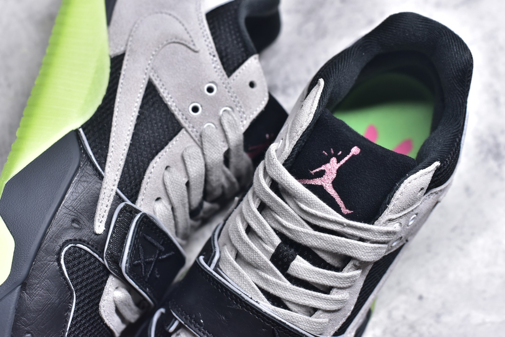 图片[9]-#Travis Scott x Jordan AJ Cut The Check TS倒钩联名魔术贴篮球鞋 IH7971-001 注意原盒盒子损坏扣15 配套布袋报货需备注加30 原厂全套原楦原纸板冲刀磨具开发 原厂皮料加持 原厂港宝加持定型后跟R度完美 同源原厂电绣 鬼脸飞翼针数密度立体效果一致 百分百一致原鞋 原厂拉帮工艺 针距密度一致 后跟弧度收口自然不对折 极致一眼正品既视感 进口玻璃冲刀皮料裁剪零毛边 全鞋电脑针车工艺 品控清洁度最高QC检验标准 免检产品 原厂订购鞋盒、布袋、鞋标、防尘纸、鞋撑、鞋带 追求极致的原厂味道 配色方面采用白色为基础 搭配棕色框架呈现 完美还原了初代倒钩的配色设计 细节方面 标志性的反钩Swoosh采用米色点缀 鞋面还带有特殊的魔术贴细节 此外在鞋舌、后跟部分均带有Cactus Jack厂牌Logo 彰显鞋款特殊身份 尺码：36 36.5 37.5 38 38.5 39 40 40.5 41 42 42.5 43 44 44.5 45 46 47.5 48.5-选品中心