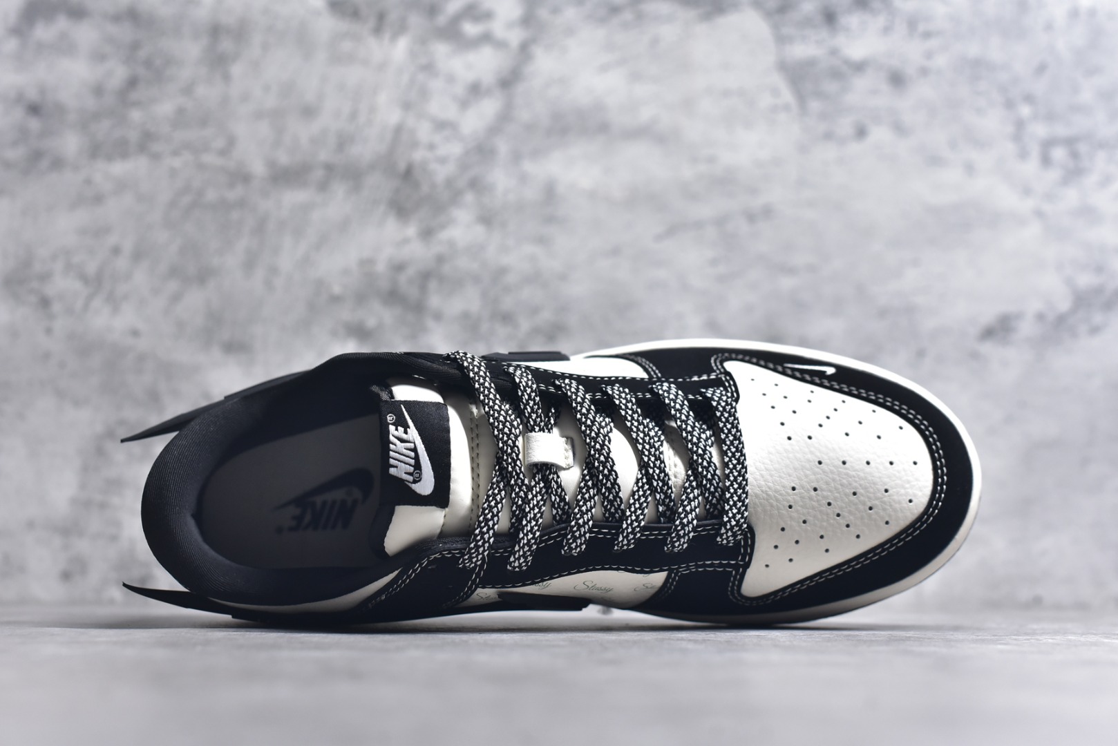 图片[4]-#Nk SB Dunk Low x AMBUSH x 斯图西联名-黑线 周年高端定制 低帮休闲板鞋 XX2025-358 #定制鞋盒 大厂纯原品质出货 超高清洁度 皮料切割干净无任何毛边 细节完美 尺码：36 36.5 37.5 38 38.5 39 40 40.5 41 42 42.5 43 44 44.5 45 9.E5-选品中心