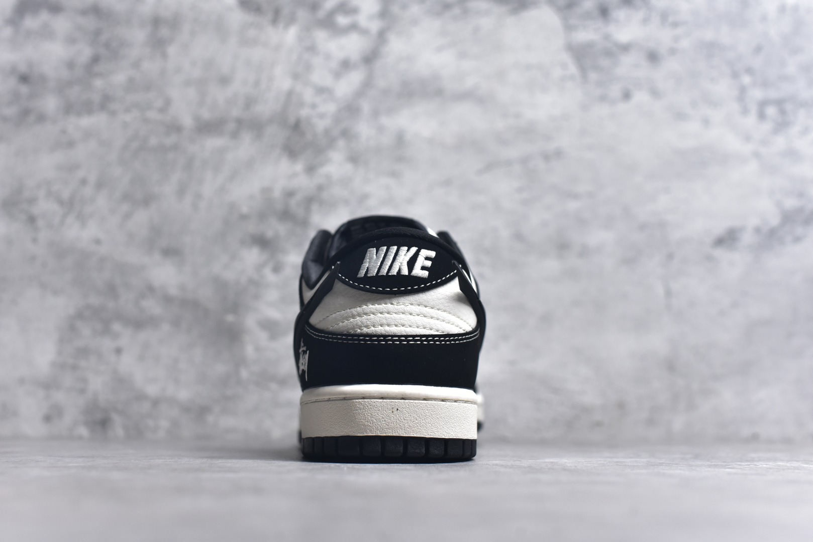图片[5]-#Nk SB Dunk Low x AMBUSH x 斯图西联名-黑线 周年高端定制 低帮休闲板鞋 XX2025-358 #定制鞋盒 大厂纯原品质出货 超高清洁度 皮料切割干净无任何毛边 细节完美 尺码：36 36.5 37.5 38 38.5 39 40 40.5 41 42 42.5 43 44 44.5 45 9.E5-选品中心