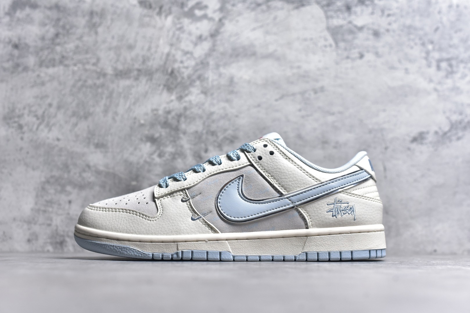 #Nk SB Dunk Low 斯图西联名-双勾冰晶蓝 周年高端定制 低帮休闲板鞋 XX2026-101 #定制鞋盒 大厂纯原品质出货 超高清洁度 皮料切割干净无任何毛边 细节完美 尺码：36 36.5 37.5 38 38.5 39 40 40.5 41 42 42.5 43 44 44.5 45 9.E5-选品中心