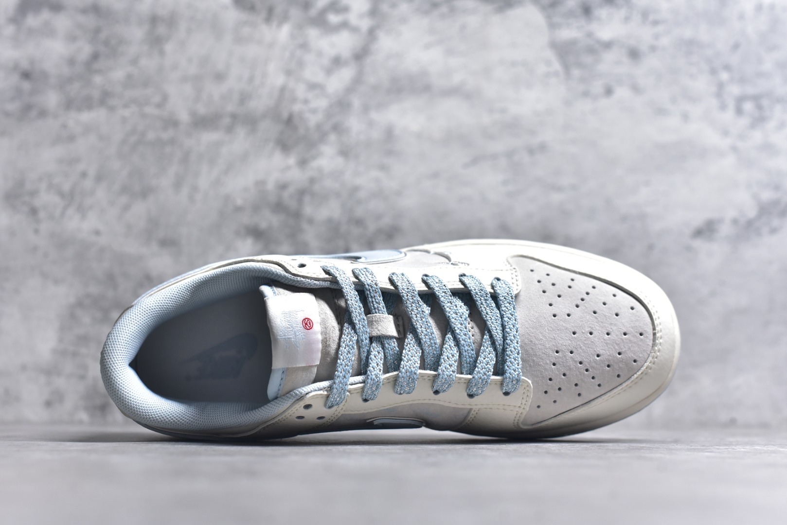 图片[4]-#Nk SB Dunk Low 斯图西联名-双勾冰晶蓝 周年高端定制 低帮休闲板鞋 XX2026-101 #定制鞋盒 大厂纯原品质出货 超高清洁度 皮料切割干净无任何毛边 细节完美 尺码：36 36.5 37.5 38 38.5 39 40 40.5 41 42 42.5 43 44 44.5 45 9.E5-选品中心
