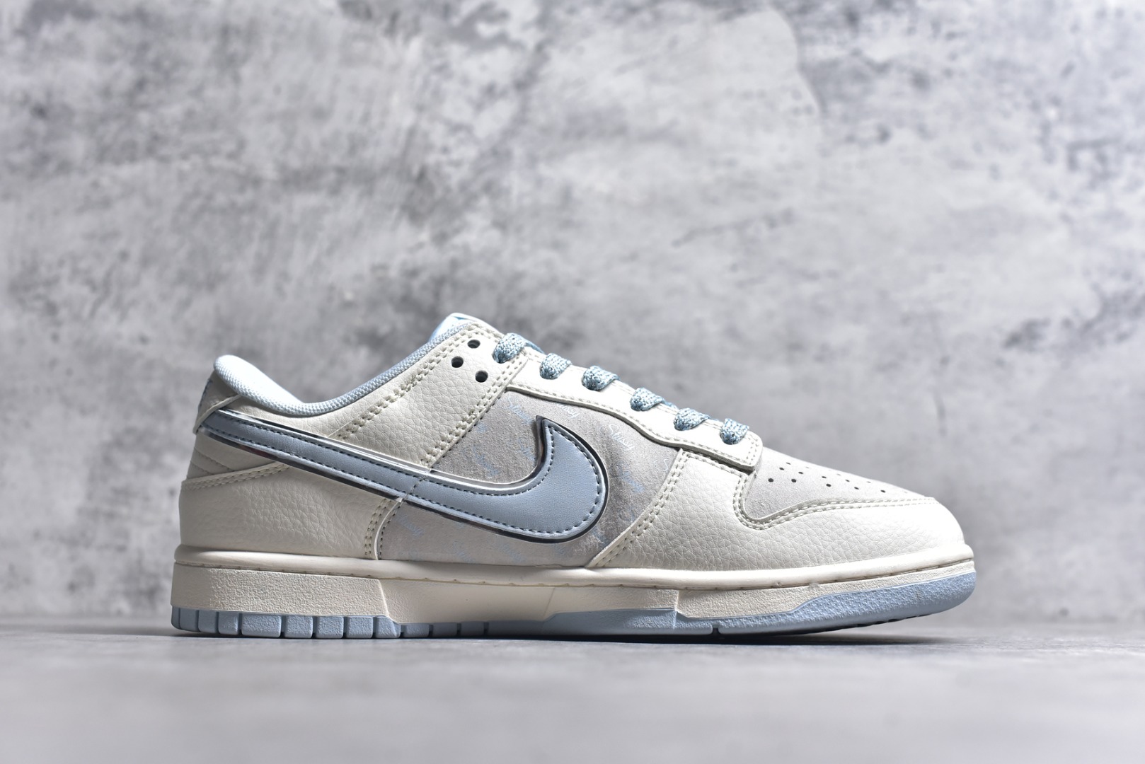图片[3]-#Nk SB Dunk Low 斯图西联名-双勾冰晶蓝 周年高端定制 低帮休闲板鞋 XX2026-101 #定制鞋盒 大厂纯原品质出货 超高清洁度 皮料切割干净无任何毛边 细节完美 尺码：36 36.5 37.5 38 38.5 39 40 40.5 41 42 42.5 43 44 44.5 45 9.E5-选品中心