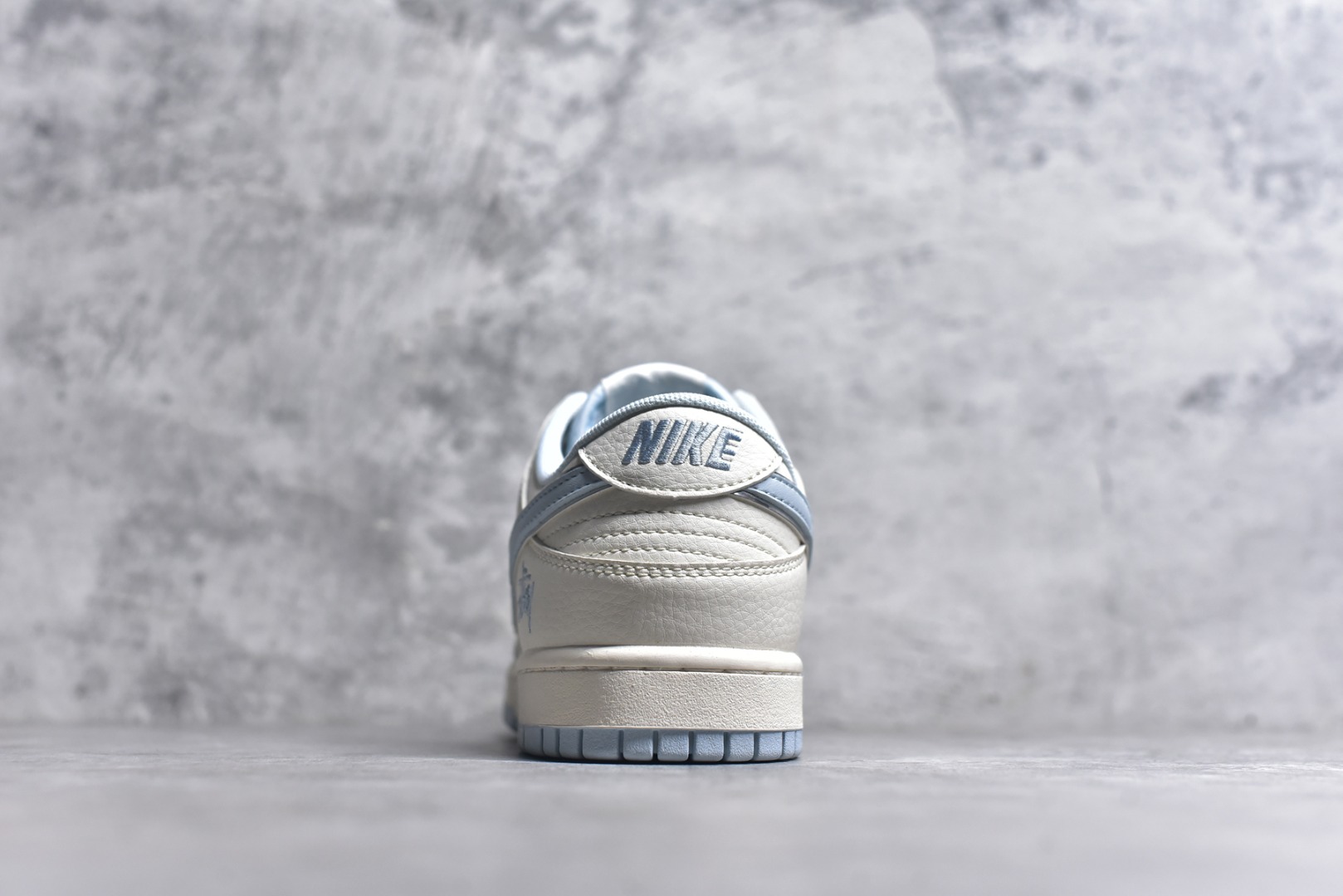 图片[5]-#Nk SB Dunk Low 斯图西联名-双勾冰晶蓝 周年高端定制 低帮休闲板鞋 XX2026-101 #定制鞋盒 大厂纯原品质出货 超高清洁度 皮料切割干净无任何毛边 细节完美 尺码：36 36.5 37.5 38 38.5 39 40 40.5 41 42 42.5 43 44 44.5 45 9.E5-选品中心