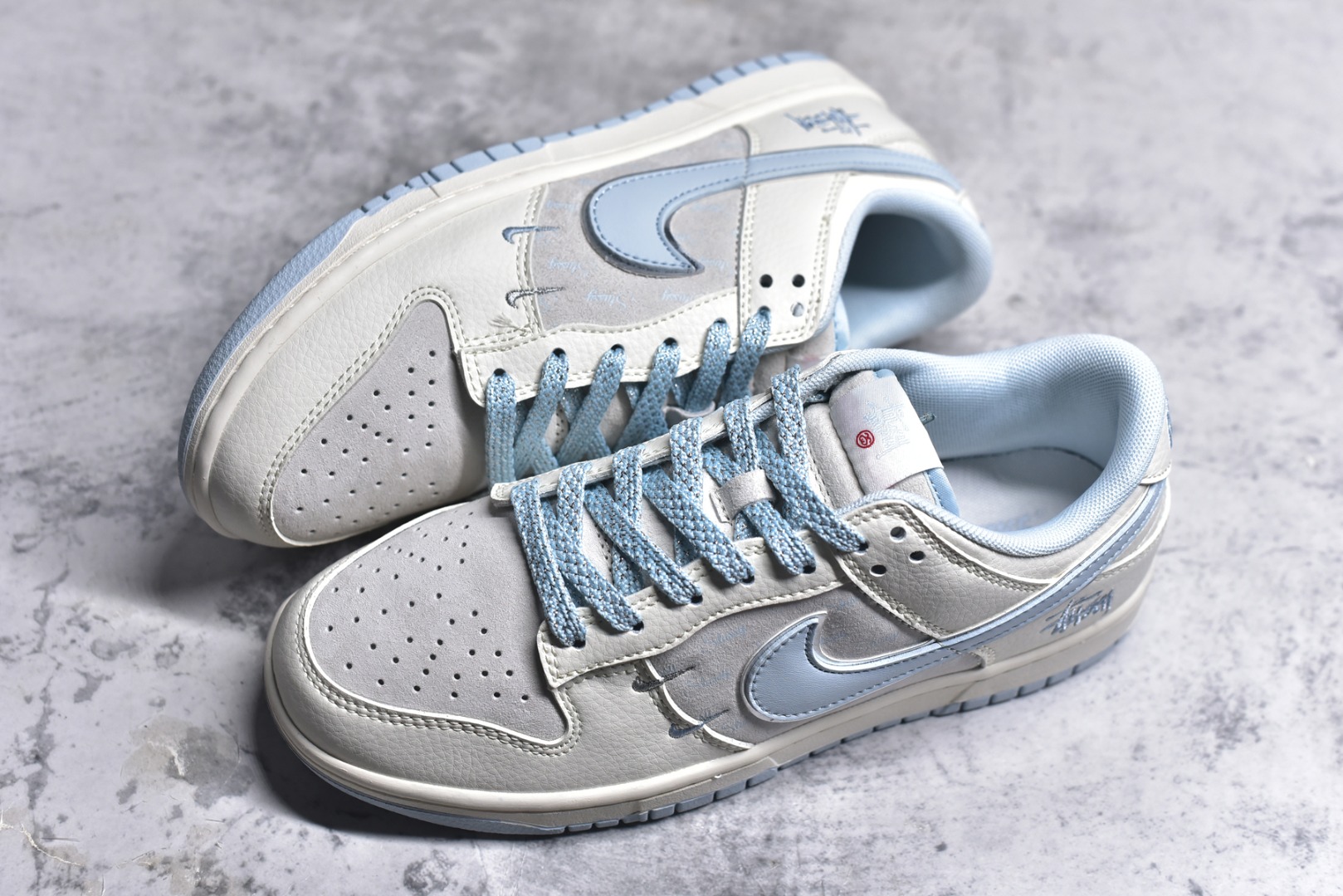 图片[7]-#Nk SB Dunk Low 斯图西联名-双勾冰晶蓝 周年高端定制 低帮休闲板鞋 XX2026-101 #定制鞋盒 大厂纯原品质出货 超高清洁度 皮料切割干净无任何毛边 细节完美 尺码：36 36.5 37.5 38 38.5 39 40 40.5 41 42 42.5 43 44 44.5 45 9.E5-选品中心