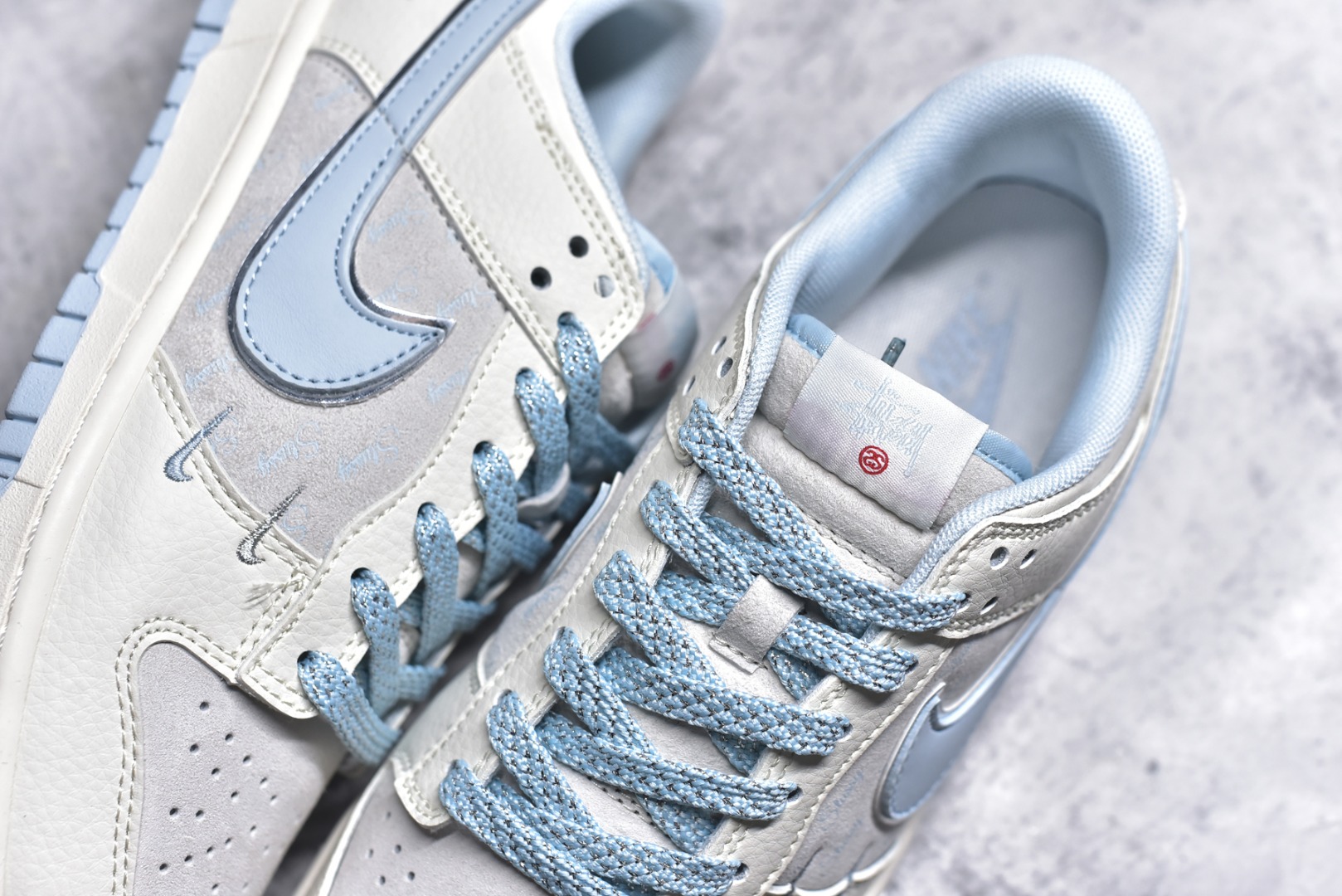 图片[9]-#Nk SB Dunk Low 斯图西联名-双勾冰晶蓝 周年高端定制 低帮休闲板鞋 XX2026-101 #定制鞋盒 大厂纯原品质出货 超高清洁度 皮料切割干净无任何毛边 细节完美 尺码：36 36.5 37.5 38 38.5 39 40 40.5 41 42 42.5 43 44 44.5 45 9.E5-选品中心