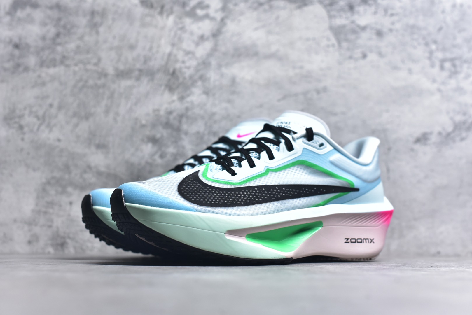 图片[2]-#NK ZoomX Invincible Run Flyknit 6 轻量跑鞋 飞织低帮休闲运动慢跑鞋 FN8454-402 此鞋专为短跑运动员而生 是为 5 至 10 公里距离的赛事和训练打造 整体设计采用流线型的轻质工程网眼材质构成鞋面 并与其他 Running 旗舰鞋款同样搭载全脚掌 ZoomX 缓冲中底 搭配 Pebax 物料与橡胶外底 ZoomX StreakFly 首发配色以Prototype呈现 其灵感是来自开发期间的磨损测试 透过编号的标记与内侧的预期跑步距离突出研发过程 尺码：36 36.5 37.5 38 38.5 39 40 40.5 41 42 42.5 43 44 45 46-选品中心