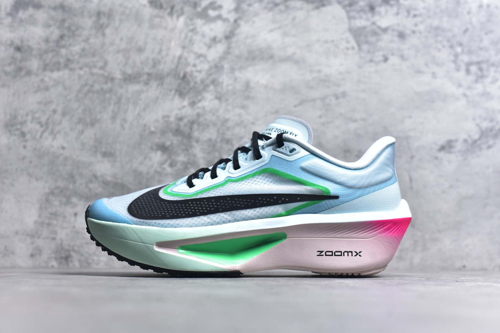 #NK ZoomX Invincible Run Flyknit 6 轻量跑鞋 飞织低帮休闲运动慢跑鞋 FN8454-402 此鞋专为短跑运动员而生 是为 5 至 10 公里距离的赛事和训练打造 整体设计采用流线型的轻质工程网眼材质构成鞋面 并与其他 Running 旗舰鞋款同样搭载全脚掌 ZoomX 缓冲中底 搭配 Pebax 物料与橡胶外底 ZoomX StreakFly 首发配色以Prototype呈现 其灵感是来自开发期间的磨损测试 透过编号的标记与内侧的预期跑步距离突出研发过程 尺码：36 36.5 37.5 38 38.5 39 40 40.5 41 42 42.5 43 44 45 46-选品中心