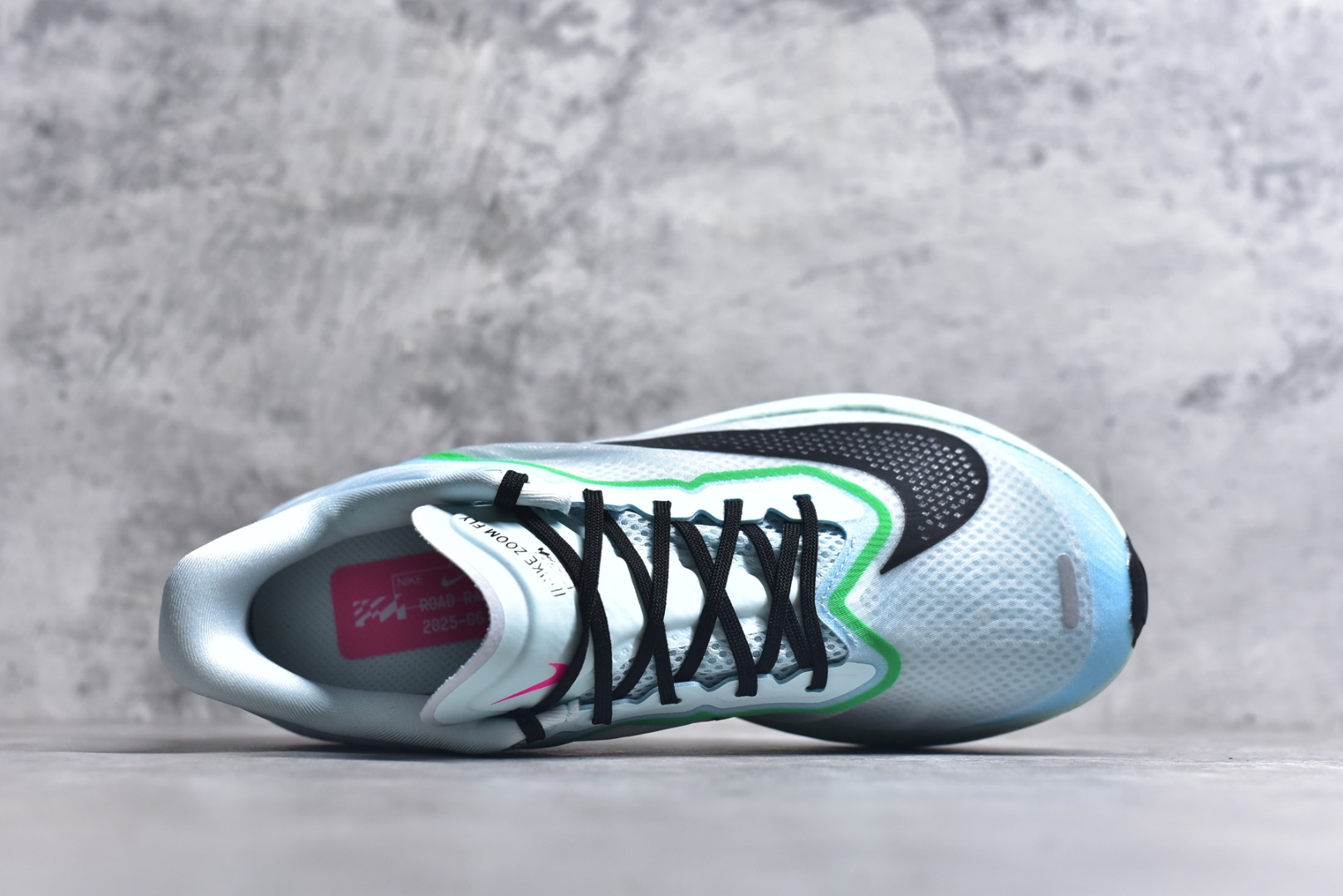 图片[4]-#NK ZoomX Invincible Run Flyknit 6 轻量跑鞋 飞织低帮休闲运动慢跑鞋 FN8454-402 此鞋专为短跑运动员而生 是为 5 至 10 公里距离的赛事和训练打造 整体设计采用流线型的轻质工程网眼材质构成鞋面 并与其他 Running 旗舰鞋款同样搭载全脚掌 ZoomX 缓冲中底 搭配 Pebax 物料与橡胶外底 ZoomX StreakFly 首发配色以Prototype呈现 其灵感是来自开发期间的磨损测试 透过编号的标记与内侧的预期跑步距离突出研发过程 尺码：36 36.5 37.5 38 38.5 39 40 40.5 41 42 42.5 43 44 45 46-选品中心