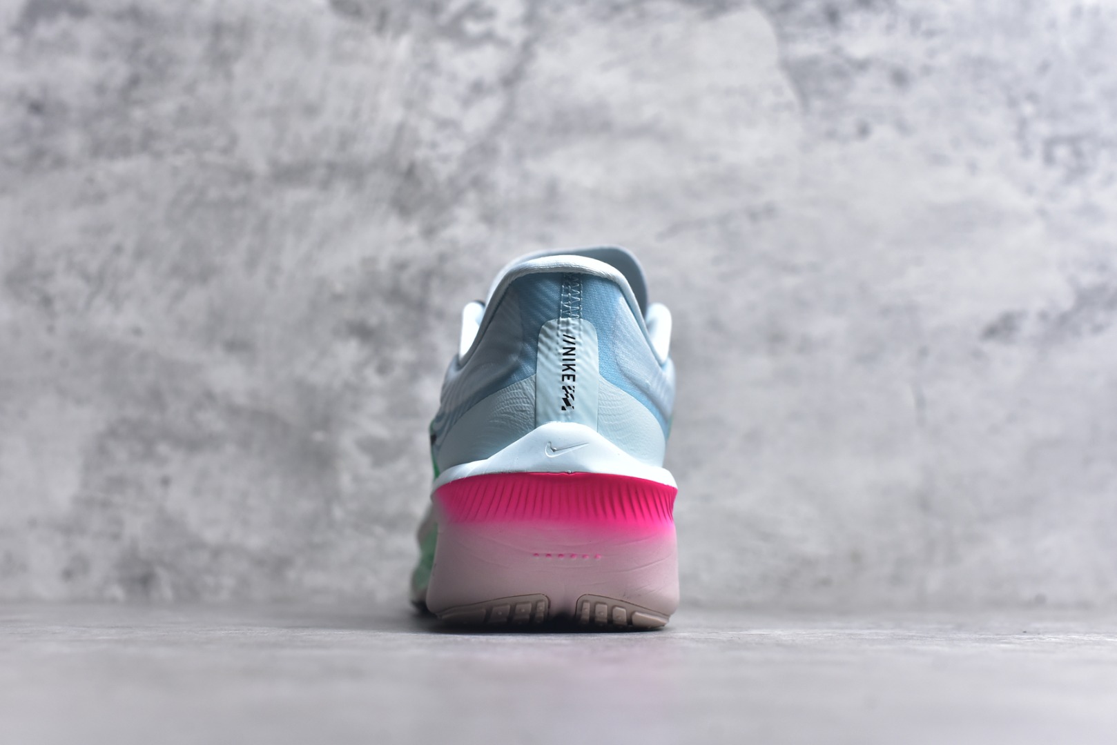 图片[5]-#NK ZoomX Invincible Run Flyknit 6 轻量跑鞋 飞织低帮休闲运动慢跑鞋 FN8454-402 此鞋专为短跑运动员而生 是为 5 至 10 公里距离的赛事和训练打造 整体设计采用流线型的轻质工程网眼材质构成鞋面 并与其他 Running 旗舰鞋款同样搭载全脚掌 ZoomX 缓冲中底 搭配 Pebax 物料与橡胶外底 ZoomX StreakFly 首发配色以Prototype呈现 其灵感是来自开发期间的磨损测试 透过编号的标记与内侧的预期跑步距离突出研发过程 尺码：36 36.5 37.5 38 38.5 39 40 40.5 41 42 42.5 43 44 45 46-选品中心