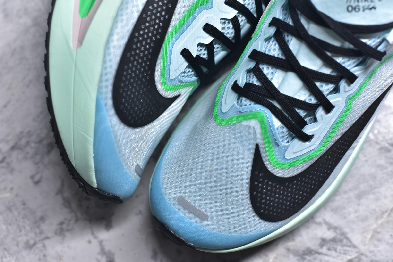 图片[8]-#NK ZoomX Invincible Run Flyknit 6 轻量跑鞋 飞织低帮休闲运动慢跑鞋 FN8454-402 此鞋专为短跑运动员而生 是为 5 至 10 公里距离的赛事和训练打造 整体设计采用流线型的轻质工程网眼材质构成鞋面 并与其他 Running 旗舰鞋款同样搭载全脚掌 ZoomX 缓冲中底 搭配 Pebax 物料与橡胶外底 ZoomX StreakFly 首发配色以Prototype呈现 其灵感是来自开发期间的磨损测试 透过编号的标记与内侧的预期跑步距离突出研发过程 尺码：36 36.5 37.5 38 38.5 39 40 40.5 41 42 42.5 43 44 45 46-选品中心