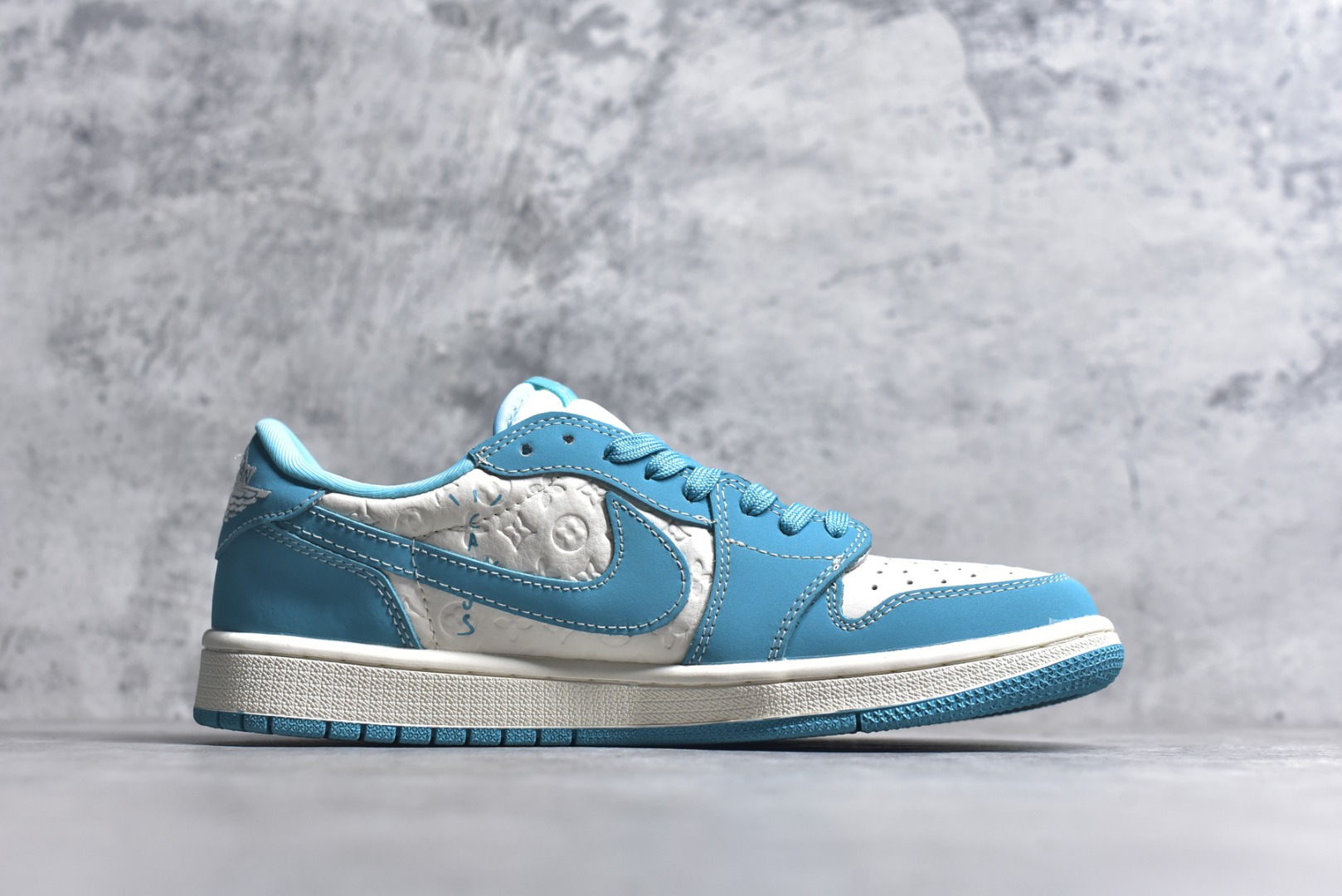 图片[3]-#Travis Scott x Fragment Design x Air Jordan 1 Low OG SP AJ1 乔1 LV联名 浅天蓝 低帮文化休闲板鞋 LD2025-034 #多方联名合作融合了Travis Scott 独特的音乐风格，藤原浩个性的设计风格以及Jordan品牌的经典元素 使其成为一双具有独特身份和价值的鞋子 清新而立体的外观加上联名标识更突出了其独特身份 这种配色方案显示出活力和时尚感 在视觉上引人注目 鞋身的质感和细腻的细节处理使其显得高端而格调十足 这款“倒钩”联名是设计与创意完美结合 融合多方的个性风格是一款备受瞩目的潮流鞋款 尺码：36 36.5 37.5 38 38.5 39 40 40.5 41 42 42.5 43 44 44.5 45 9.E5-选品中心