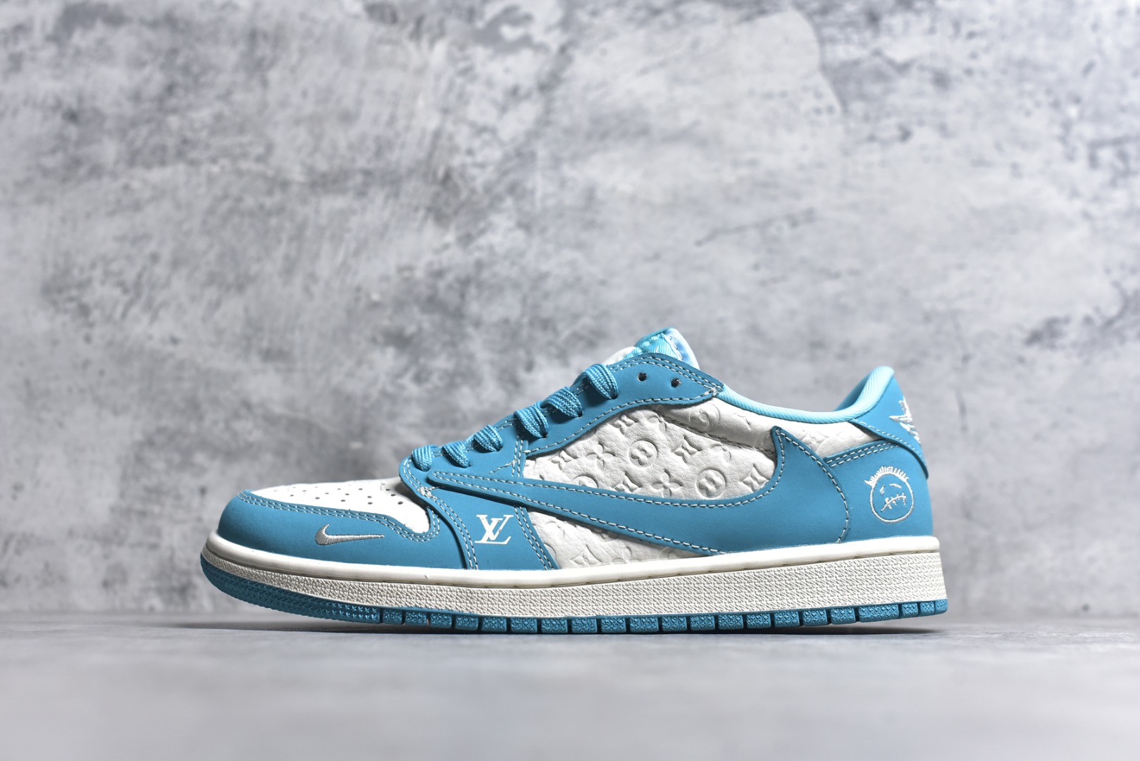 #Travis Scott x Fragment Design x Air Jordan 1 Low OG SP AJ1 乔1 LV联名 浅天蓝 低帮文化休闲板鞋 LD2025-034 #多方联名合作融合了Travis Scott 独特的音乐风格，藤原浩个性的设计风格以及Jordan品牌的经典元素 使其成为一双具有独特身份和价值的鞋子 清新而立体的外观加上联名标识更突出了其独特身份 这种配色方案显示出活力和时尚感 在视觉上引人注目 鞋身的质感和细腻的细节处理使其显得高端而格调十足 这款“倒钩”联名是设计与创意完美结合 融合多方的个性风格是一款备受瞩目的潮流鞋款 尺码：36 36.5 37.5 38 38.5 39 40 40.5 41 42 42.5 43 44 44.5 45 9.E5-选品中心