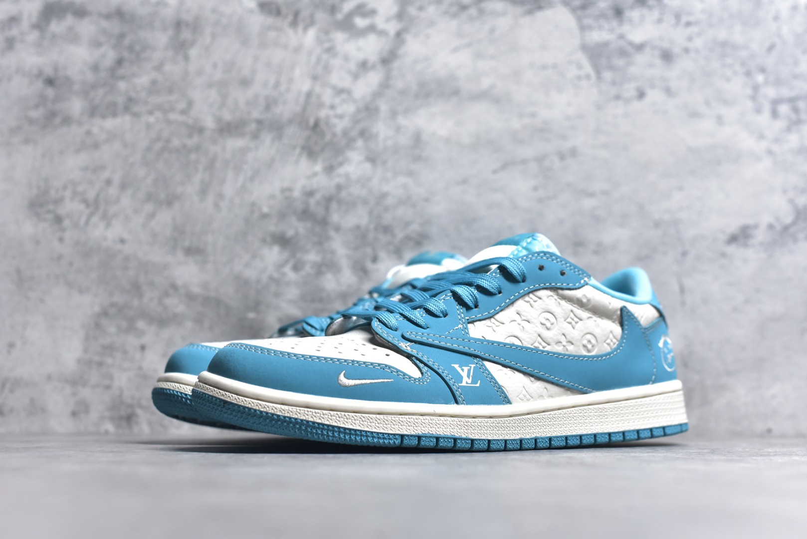 图片[2]-#Travis Scott x Fragment Design x Air Jordan 1 Low OG SP AJ1 乔1 LV联名 浅天蓝 低帮文化休闲板鞋 LD2025-034 #多方联名合作融合了Travis Scott 独特的音乐风格，藤原浩个性的设计风格以及Jordan品牌的经典元素 使其成为一双具有独特身份和价值的鞋子 清新而立体的外观加上联名标识更突出了其独特身份 这种配色方案显示出活力和时尚感 在视觉上引人注目 鞋身的质感和细腻的细节处理使其显得高端而格调十足 这款“倒钩”联名是设计与创意完美结合 融合多方的个性风格是一款备受瞩目的潮流鞋款 尺码：36 36.5 37.5 38 38.5 39 40 40.5 41 42 42.5 43 44 44.5 45 9.E5-选品中心